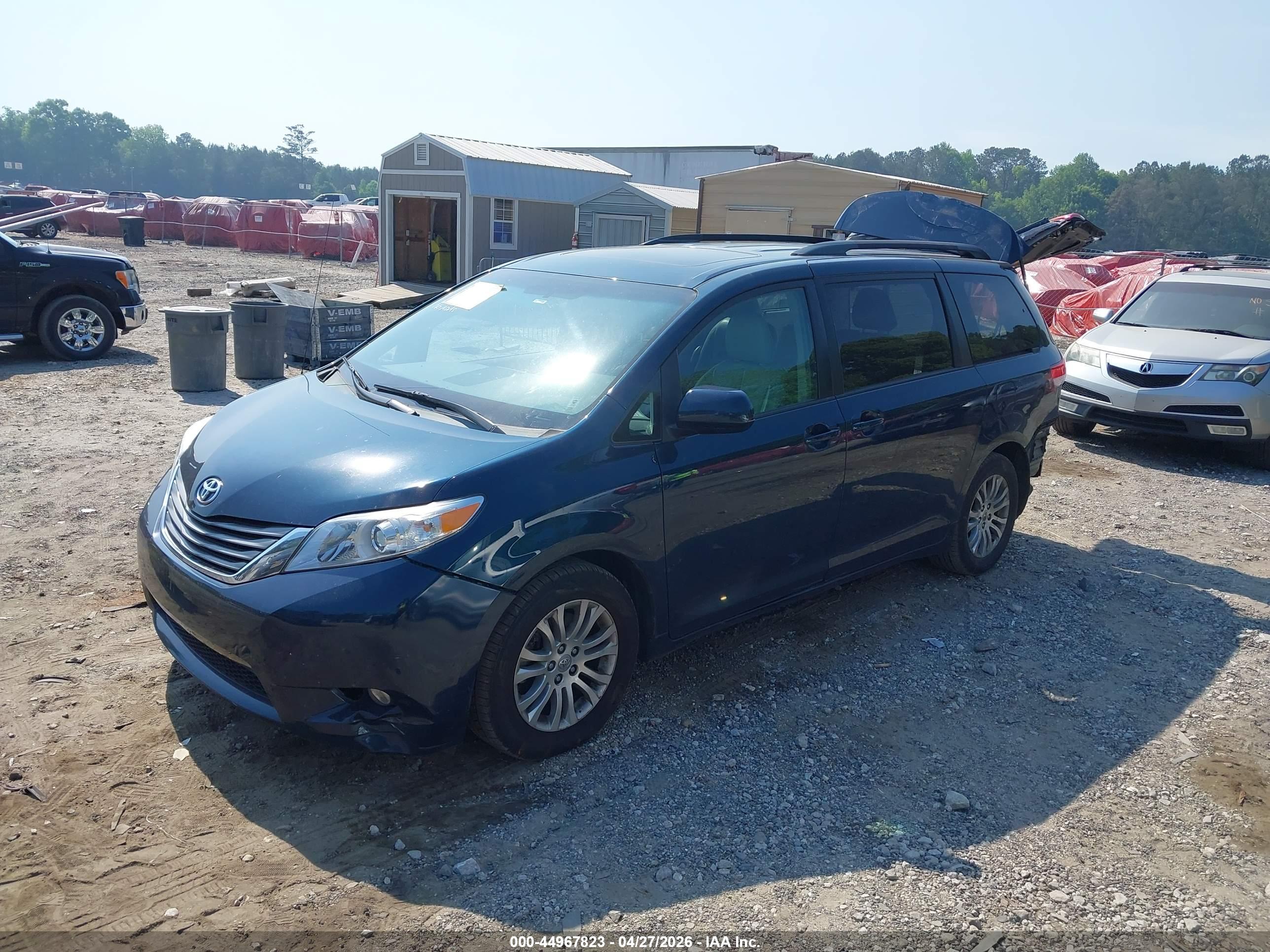 TOYOTA SIENNA image 2