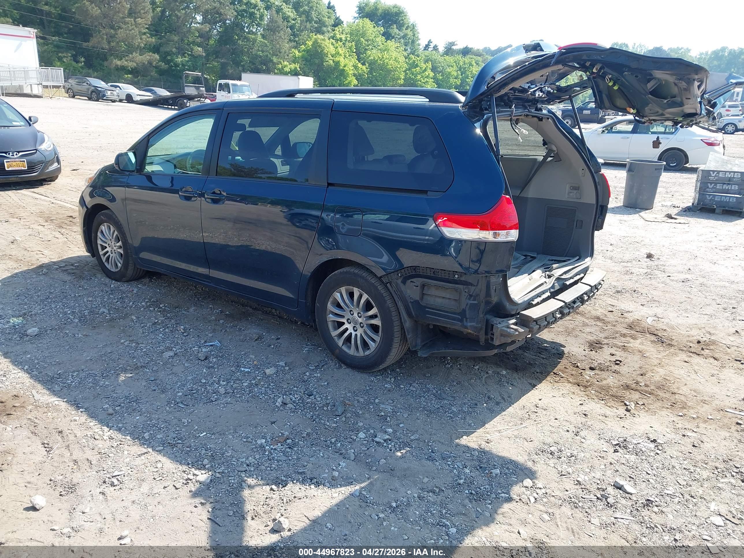 TOYOTA SIENNA image 3