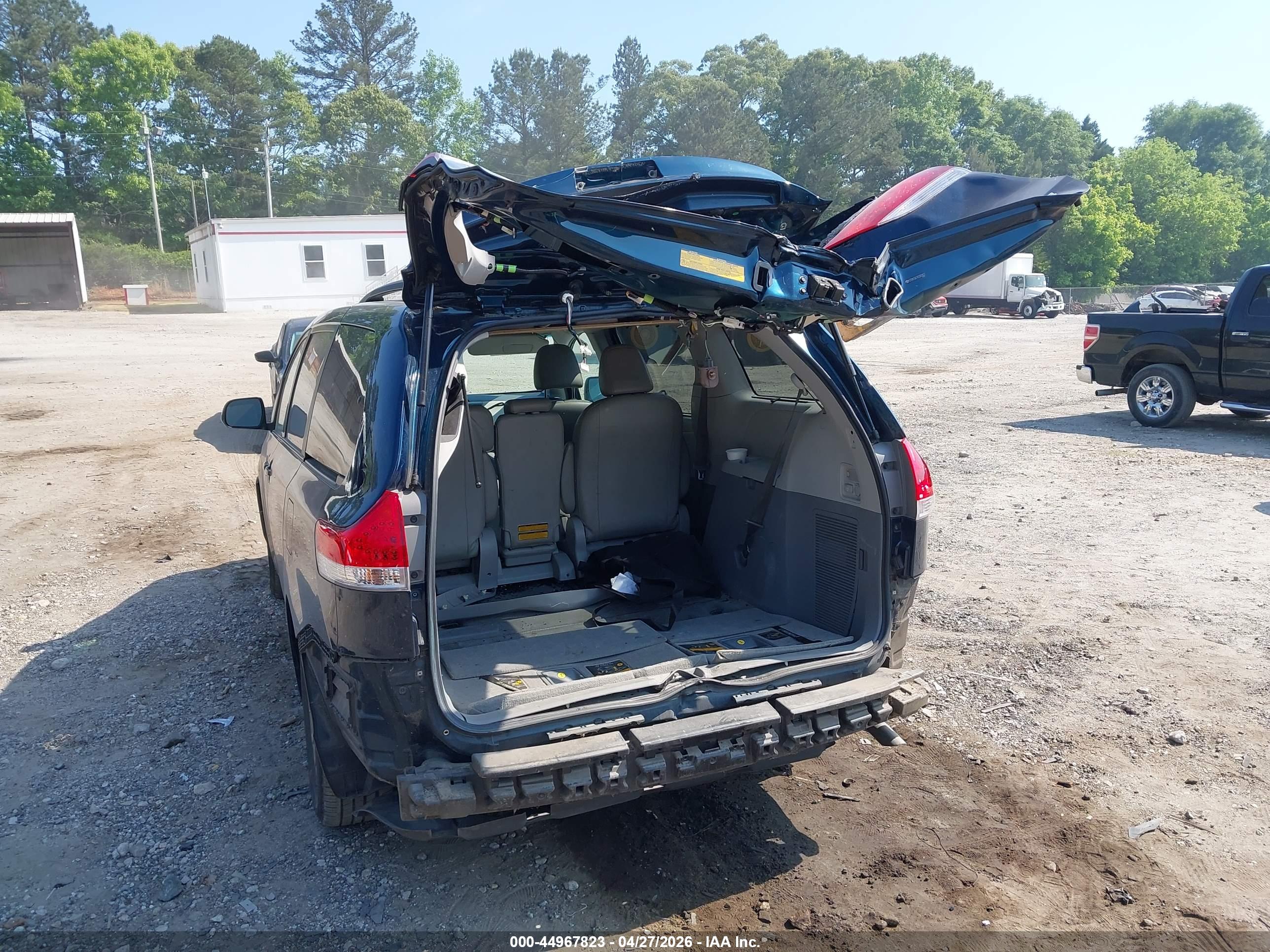 TOYOTA SIENNA image 6
