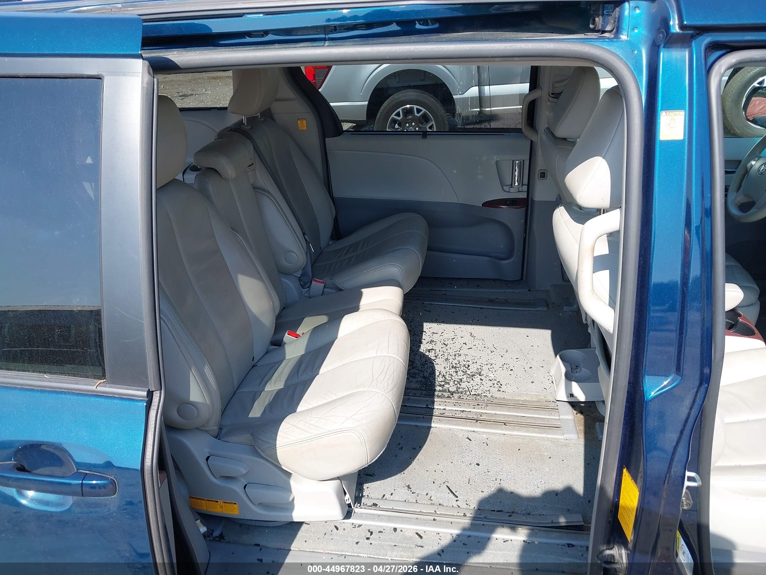 TOYOTA SIENNA image 8
