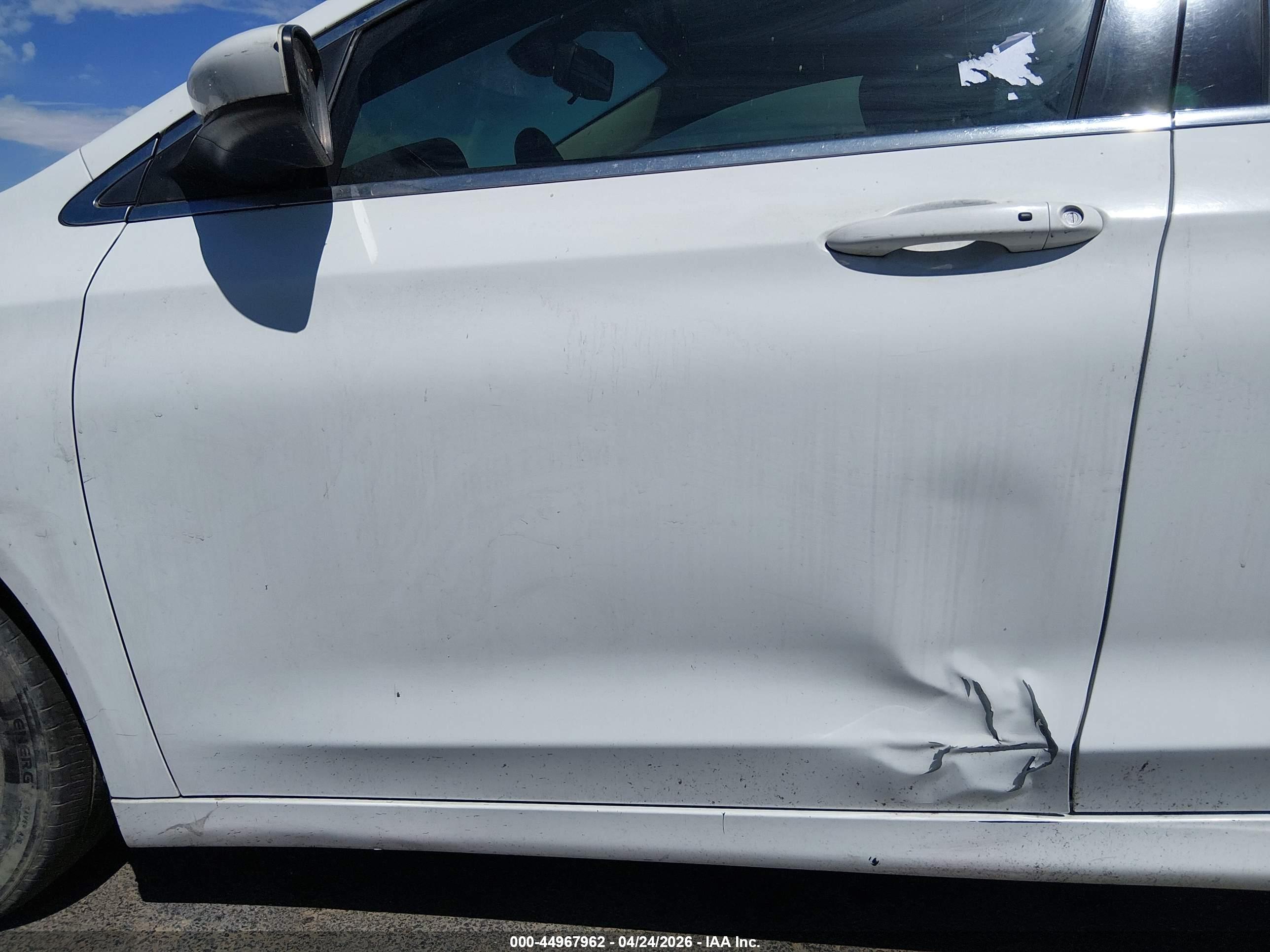 CHRYSLER 200 image 6
