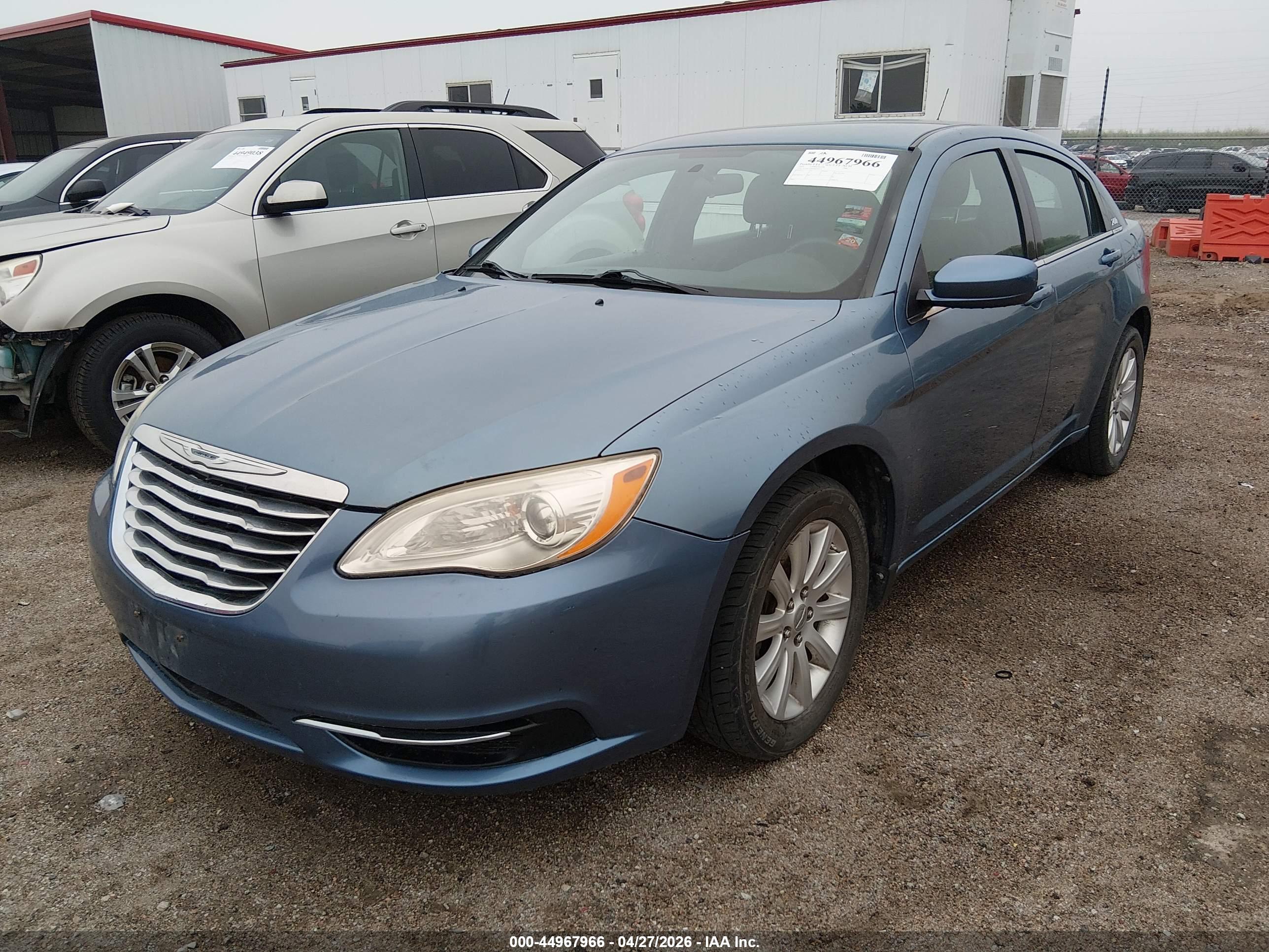 CHRYSLER 200 image 2