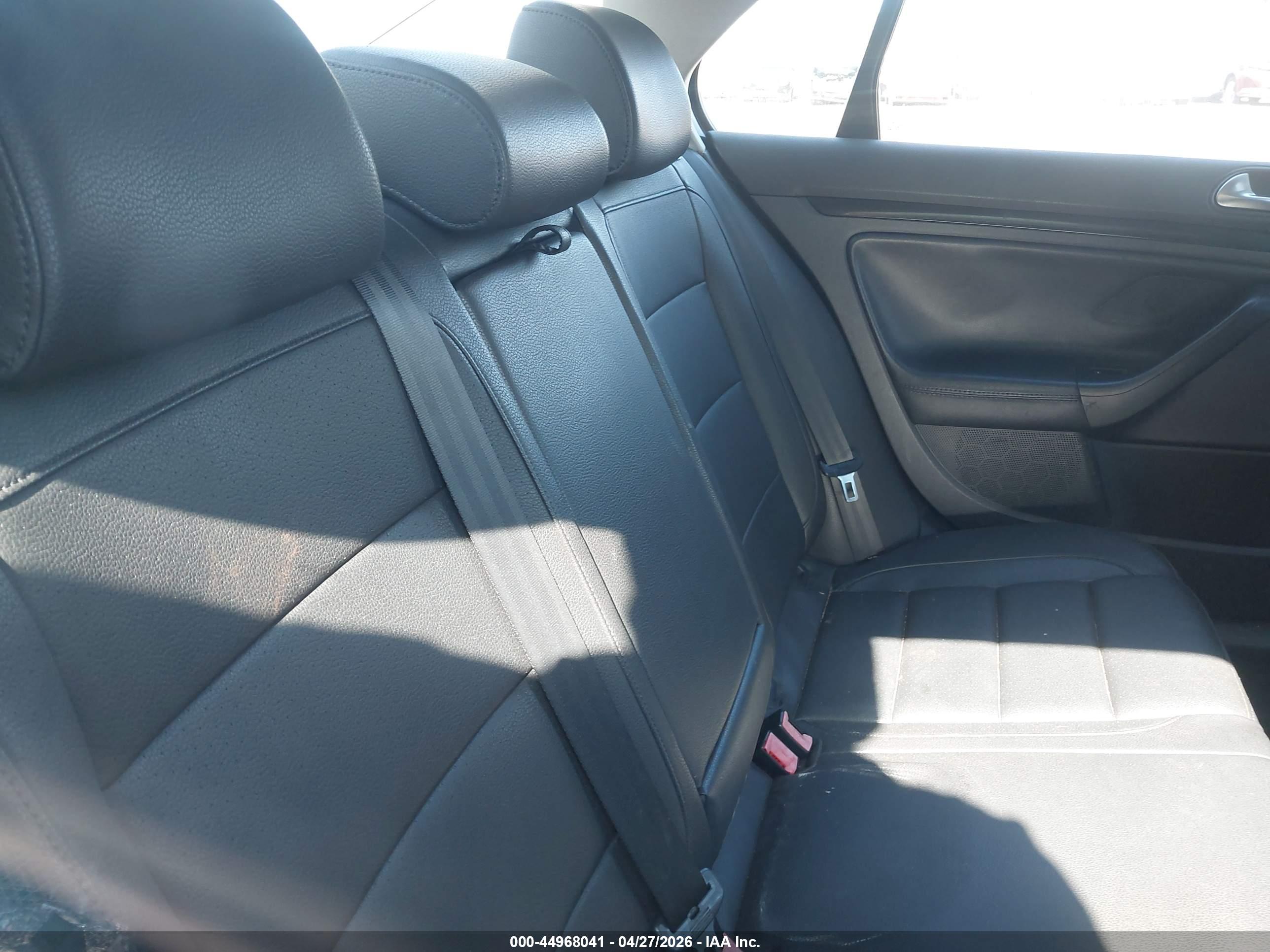 VOLKSWAGEN JETTA image 8