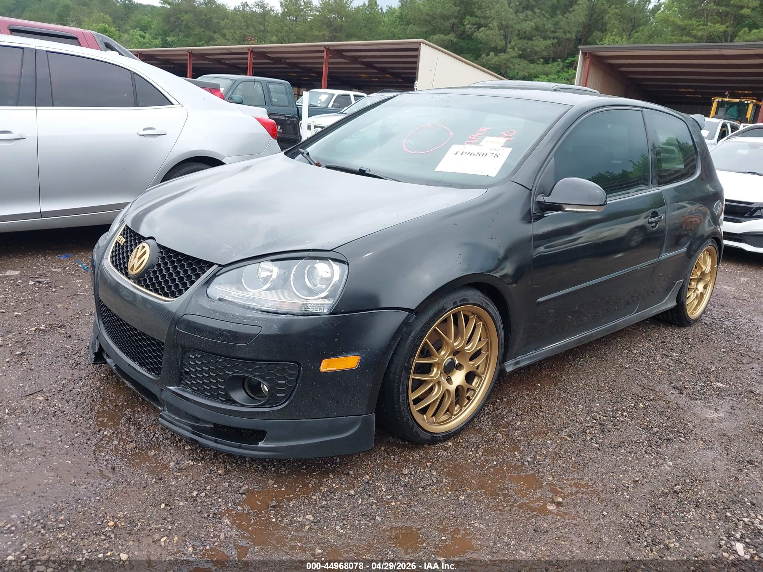 VOLKSWAGEN GTI image 2