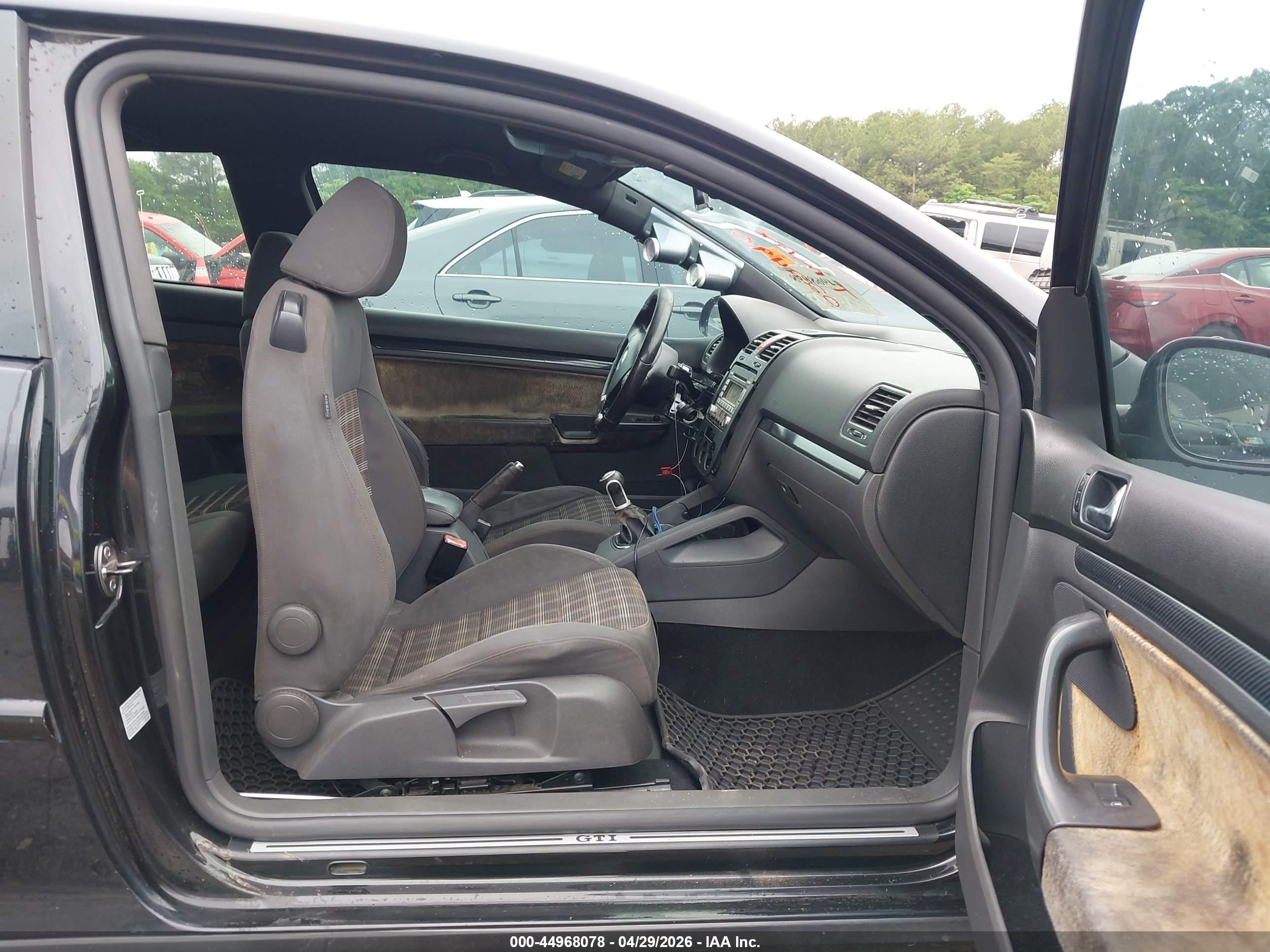 VOLKSWAGEN GTI image 5