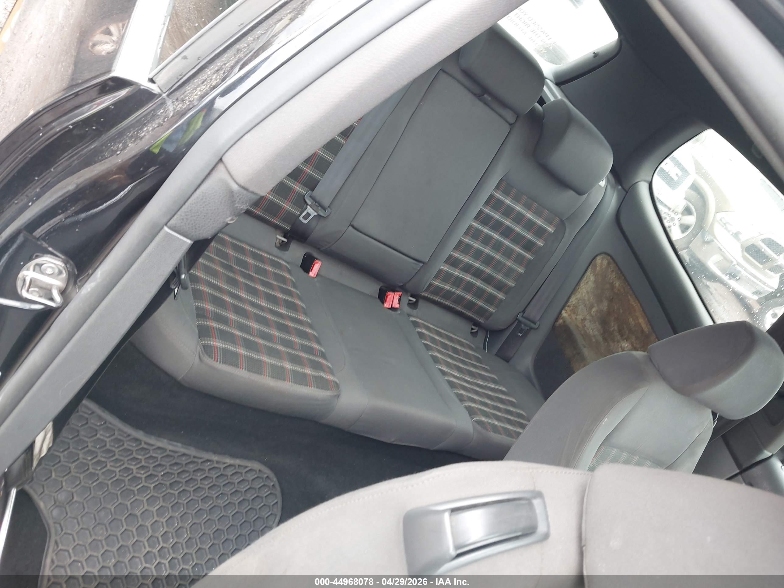 VOLKSWAGEN GTI image 8