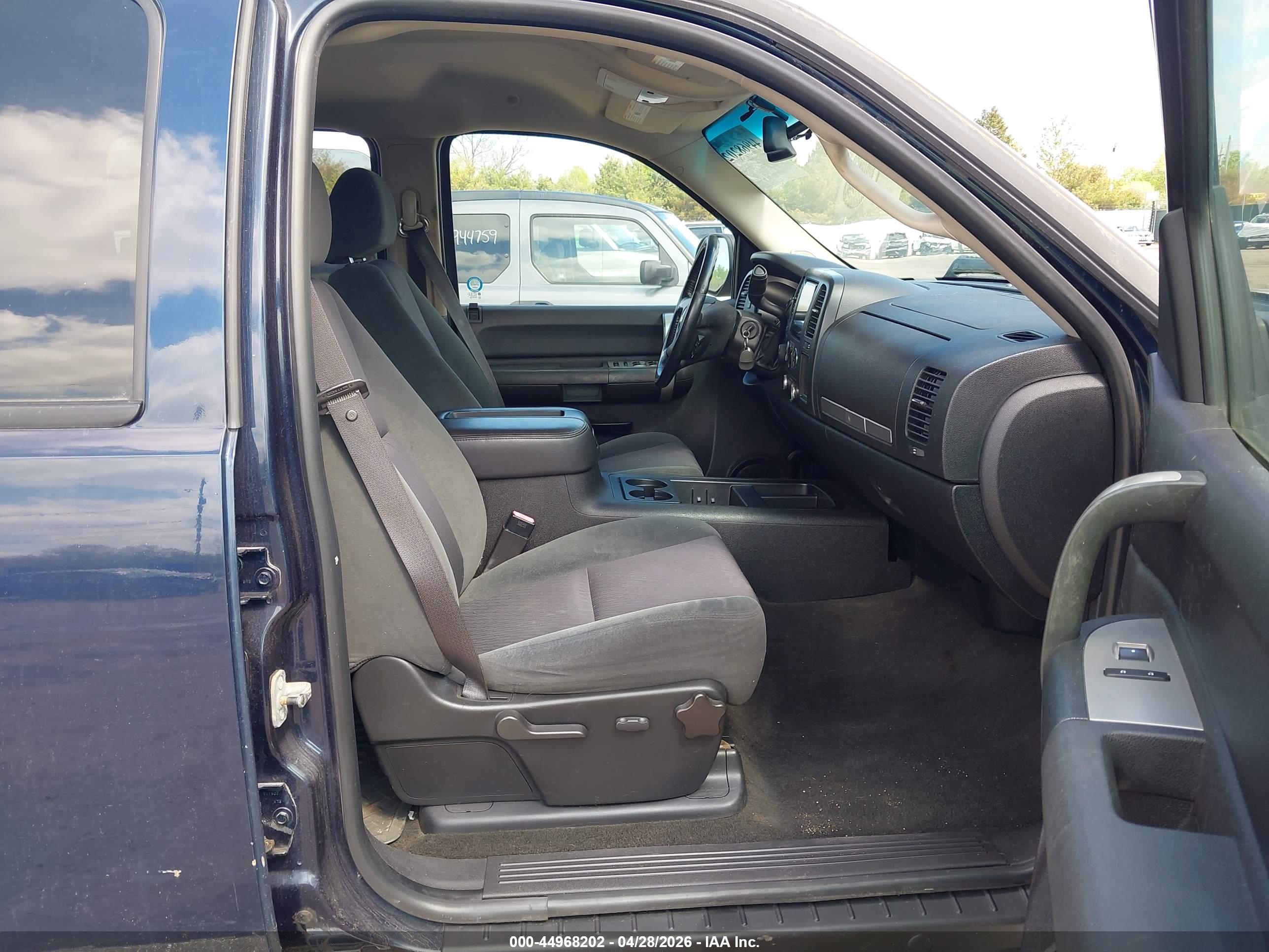 CHEVROLET SILVERADO image 5