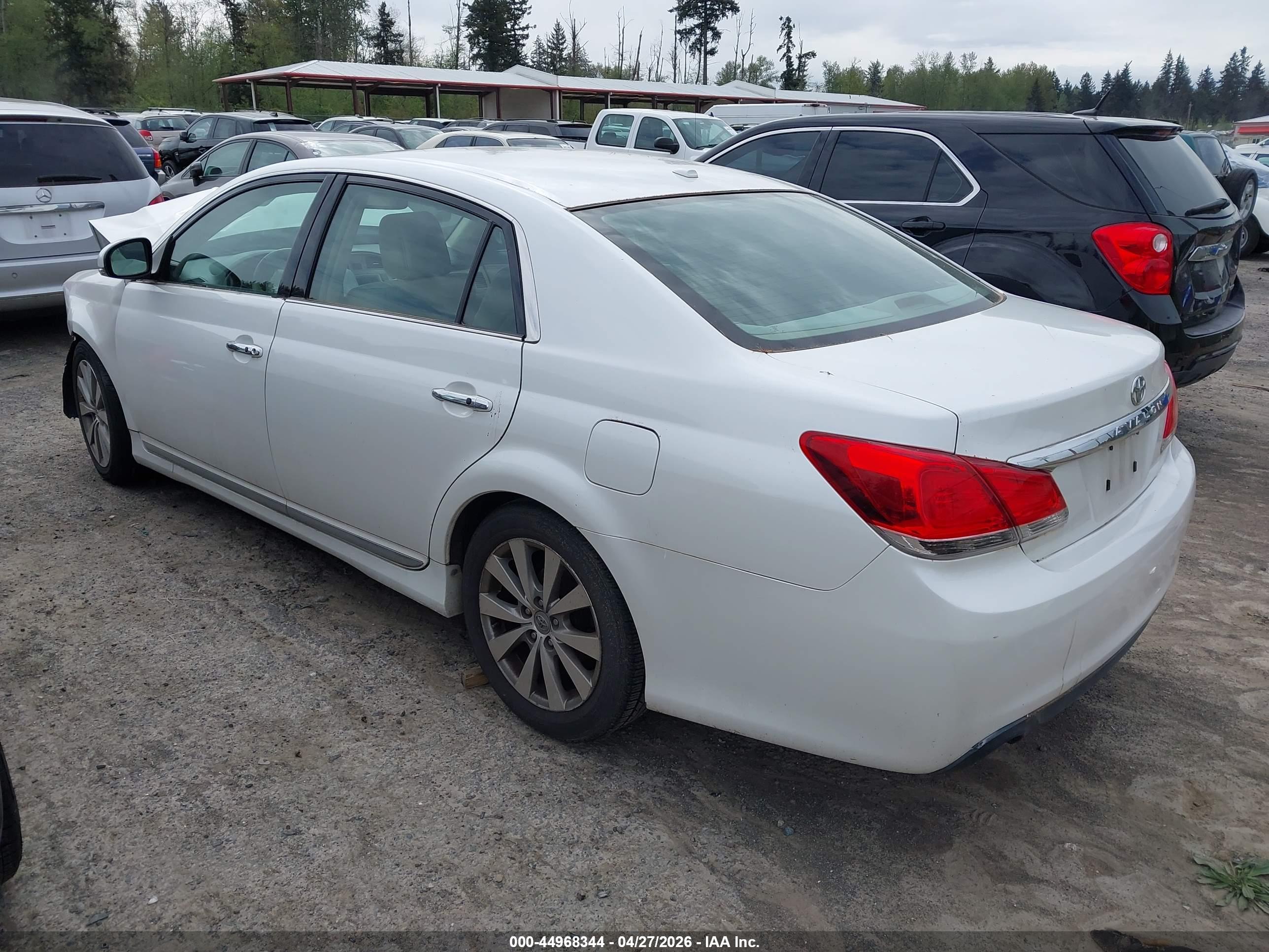 TOYOTA AVALON image 3