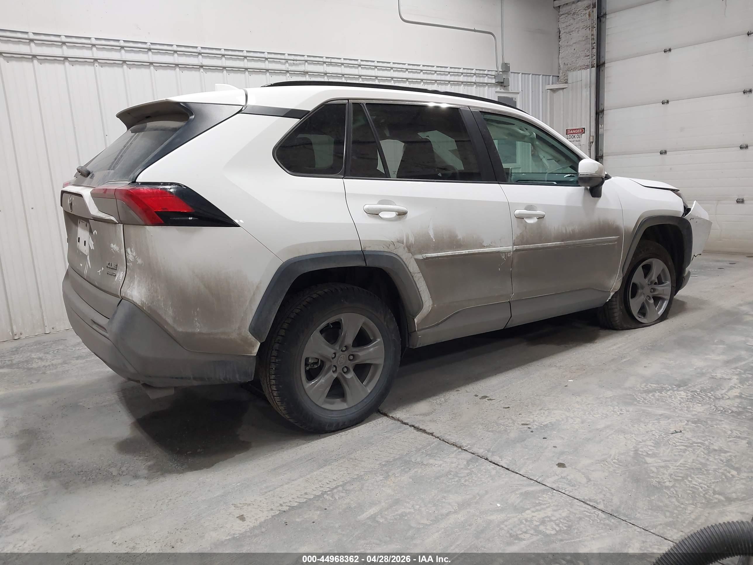 TOYOTA RAV4 image 4