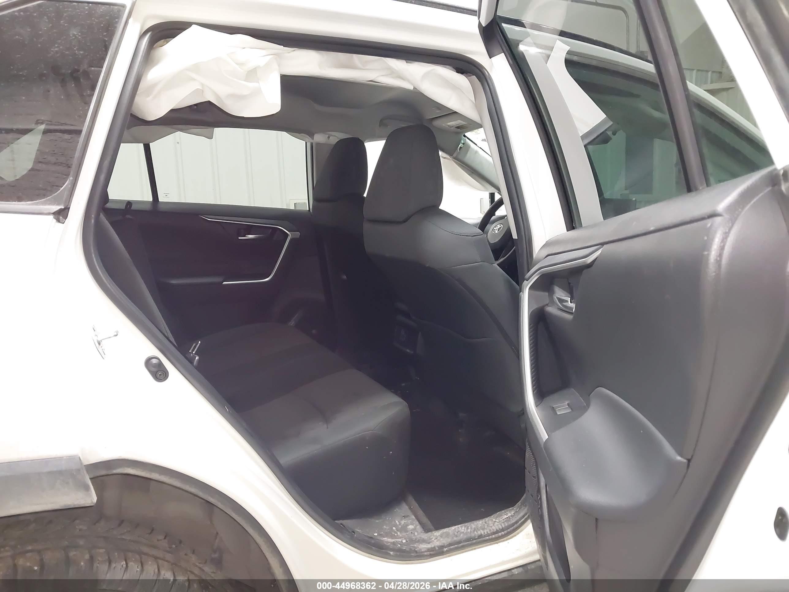 TOYOTA RAV4 image 8