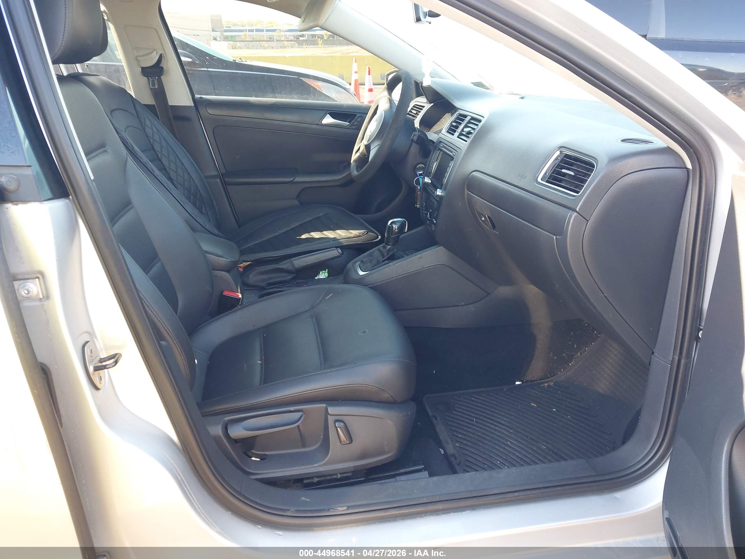 VOLKSWAGEN JETTA image 5