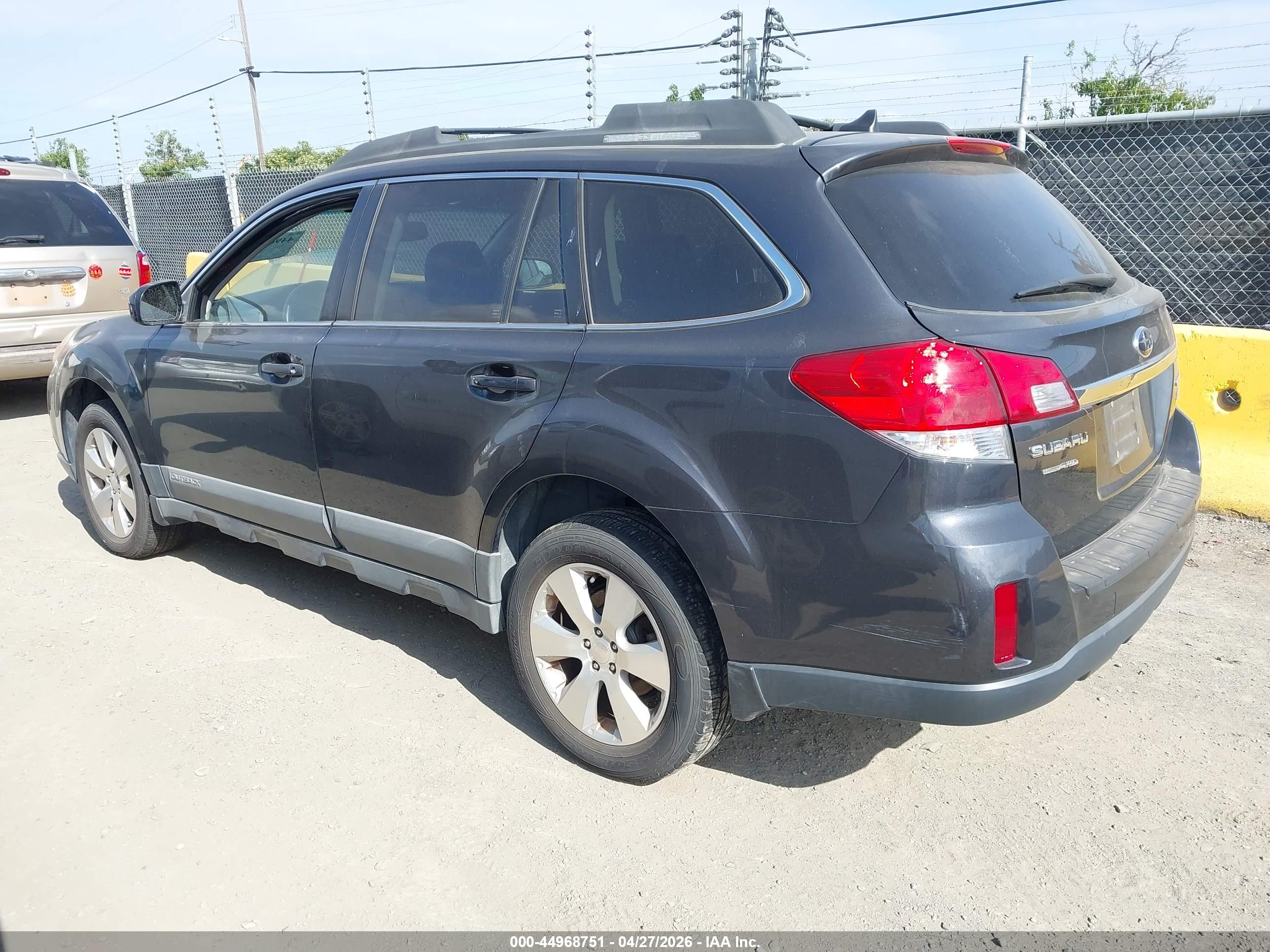 SUBARU OUTBACK image 3