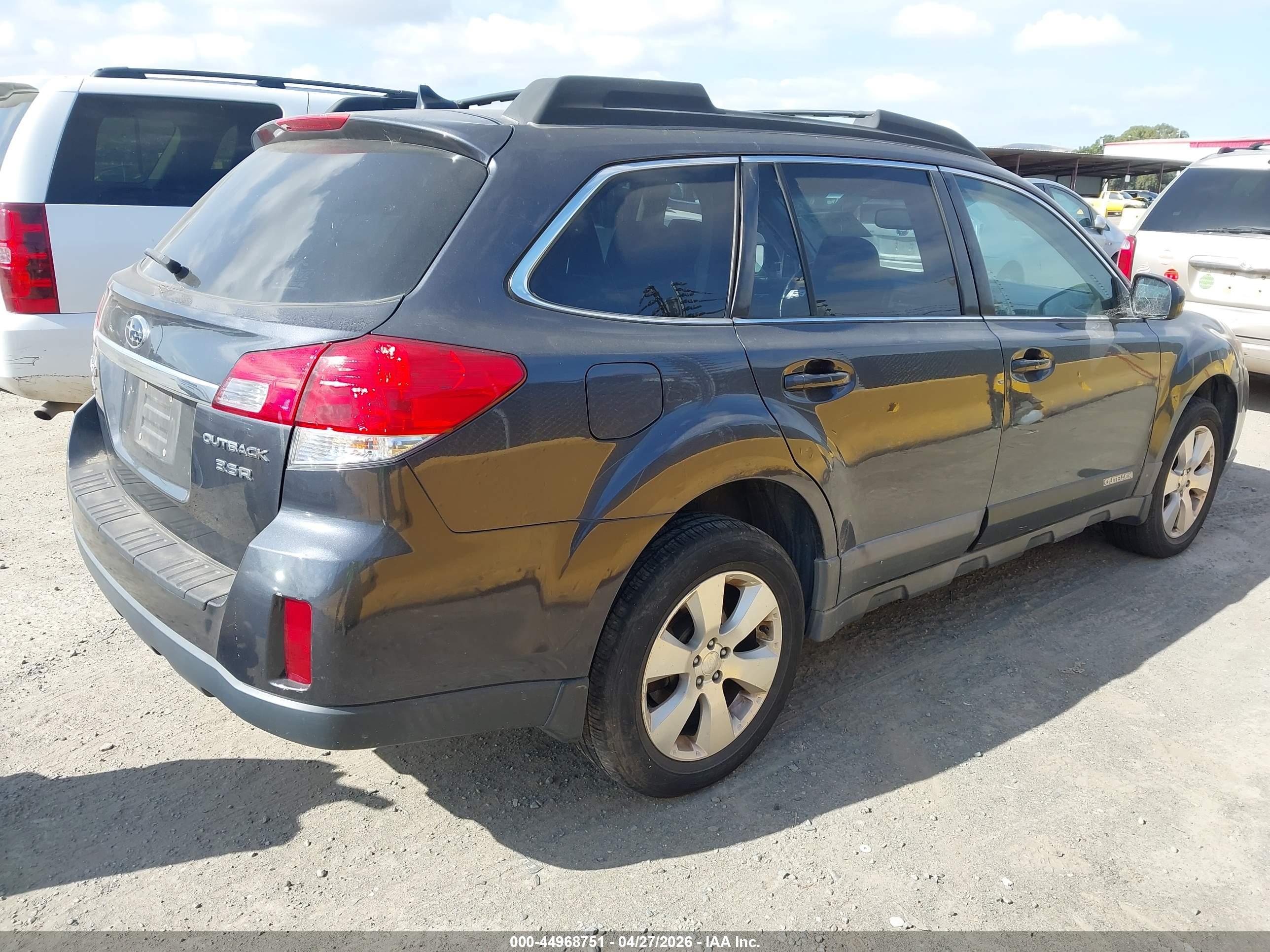 SUBARU OUTBACK image 4