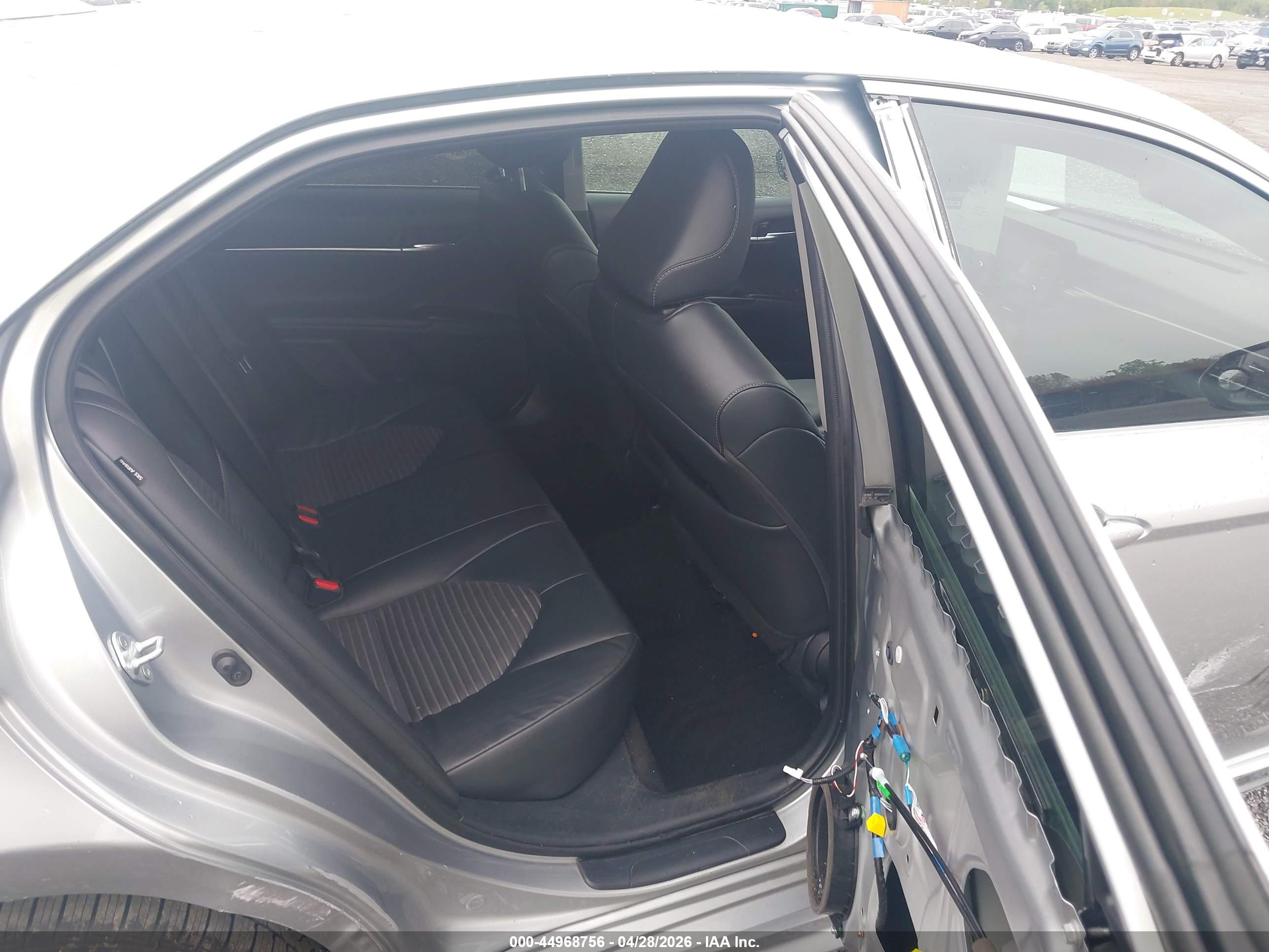 TOYOTA CAMRY image 8