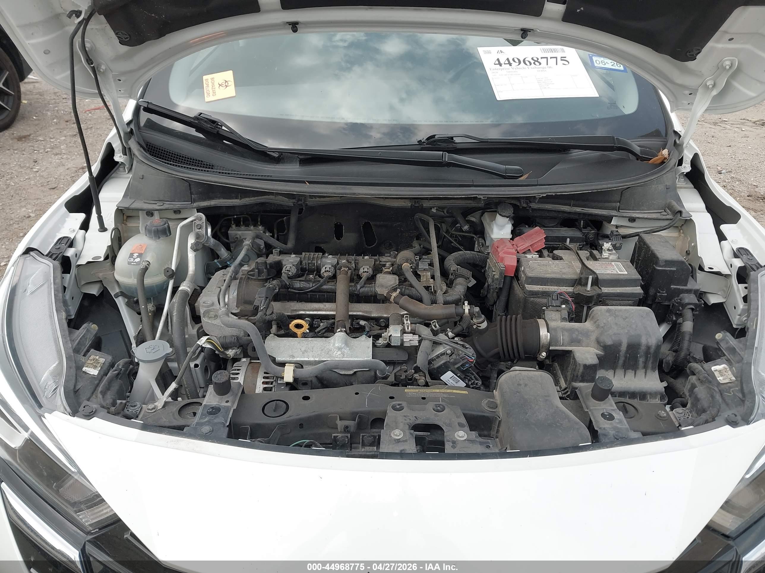 NISSAN VERSA image 10