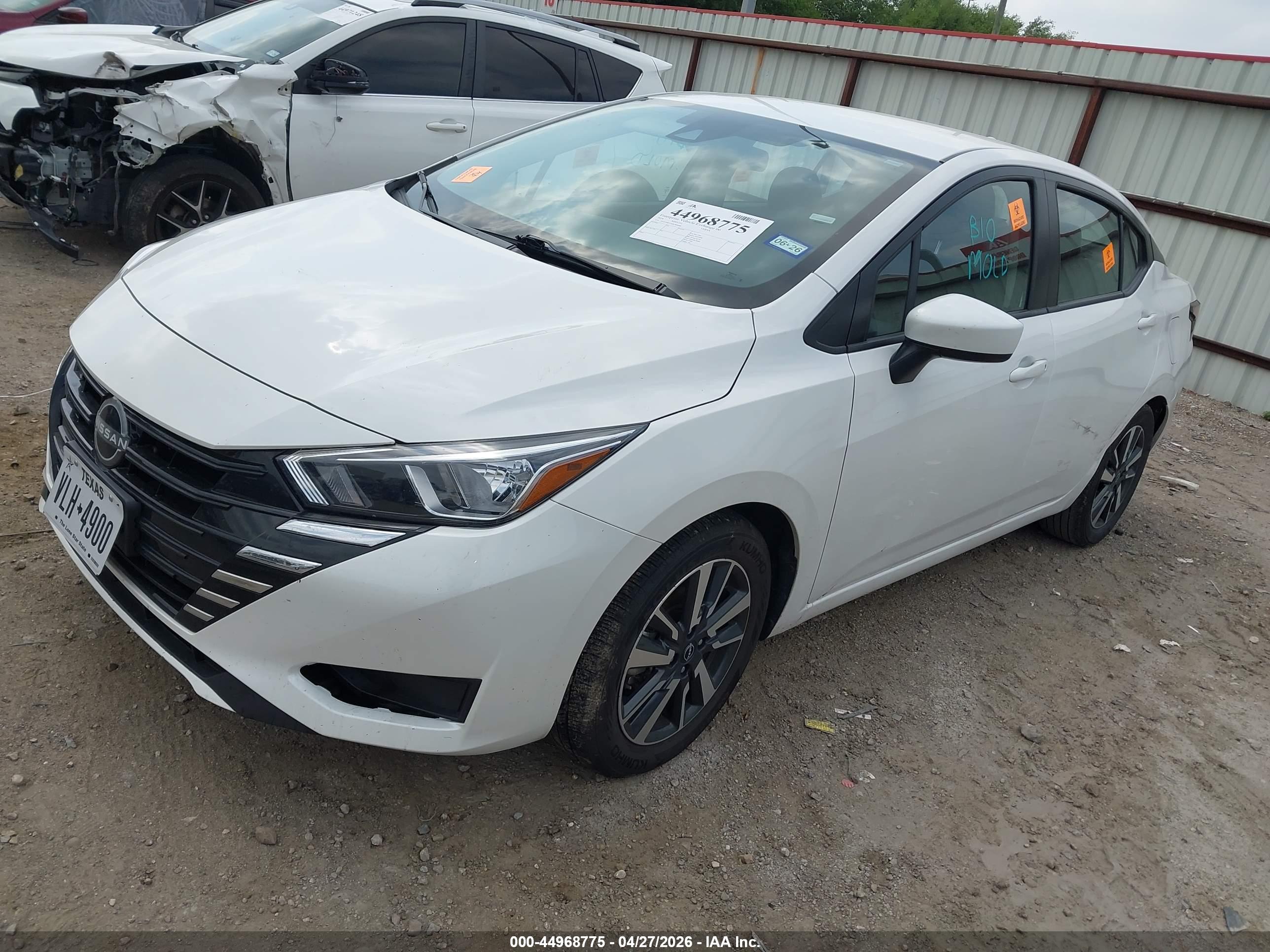 NISSAN VERSA image 2