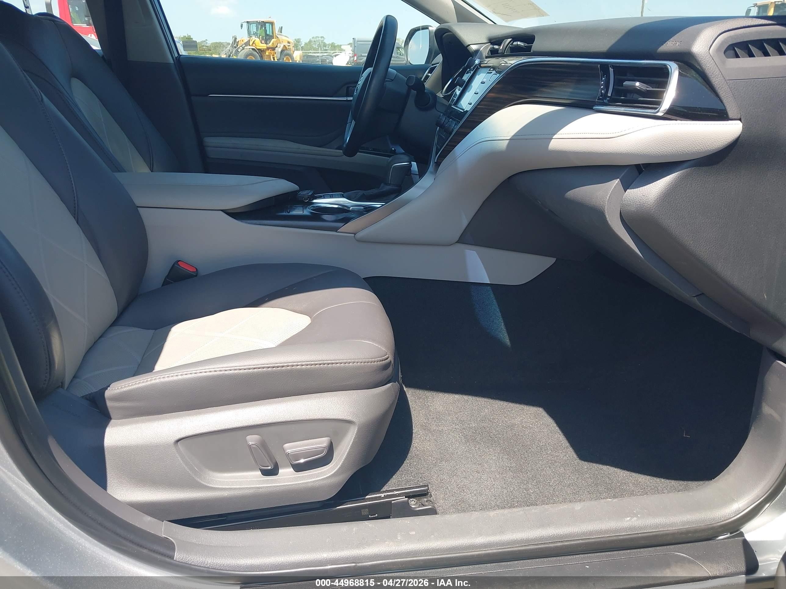 TOYOTA CAMRY image 5
