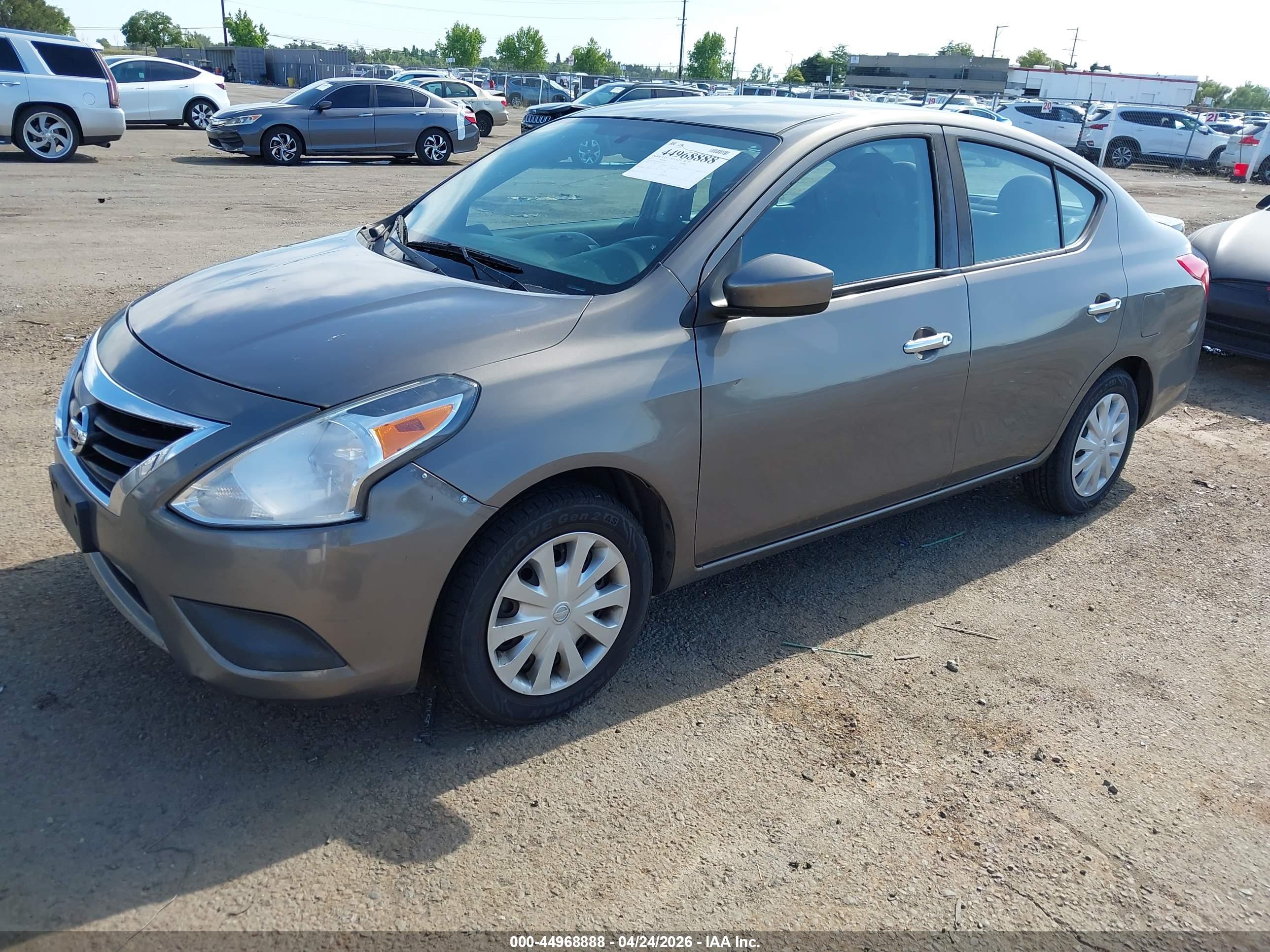 NISSAN VERSA image 2