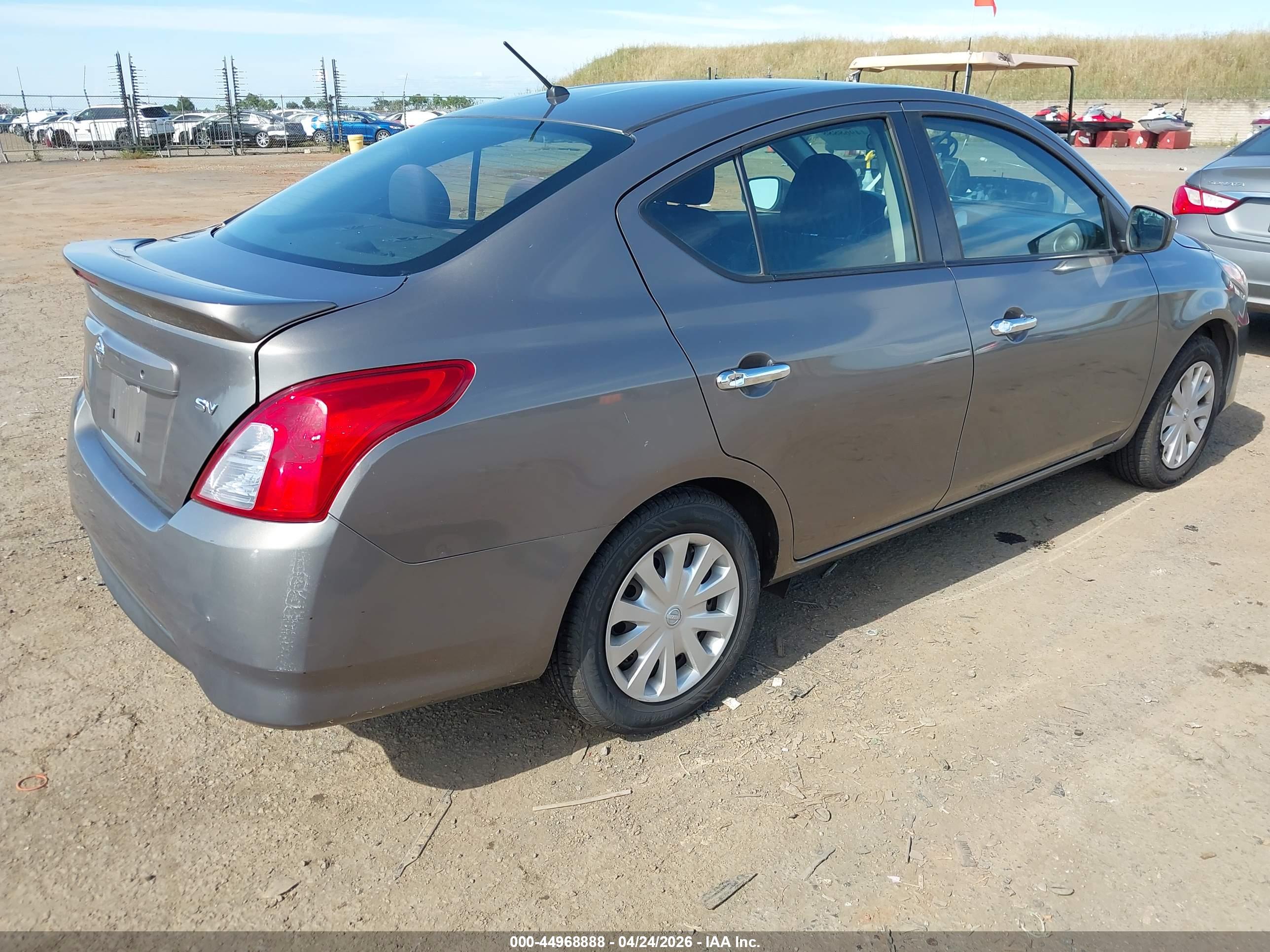 NISSAN VERSA image 4