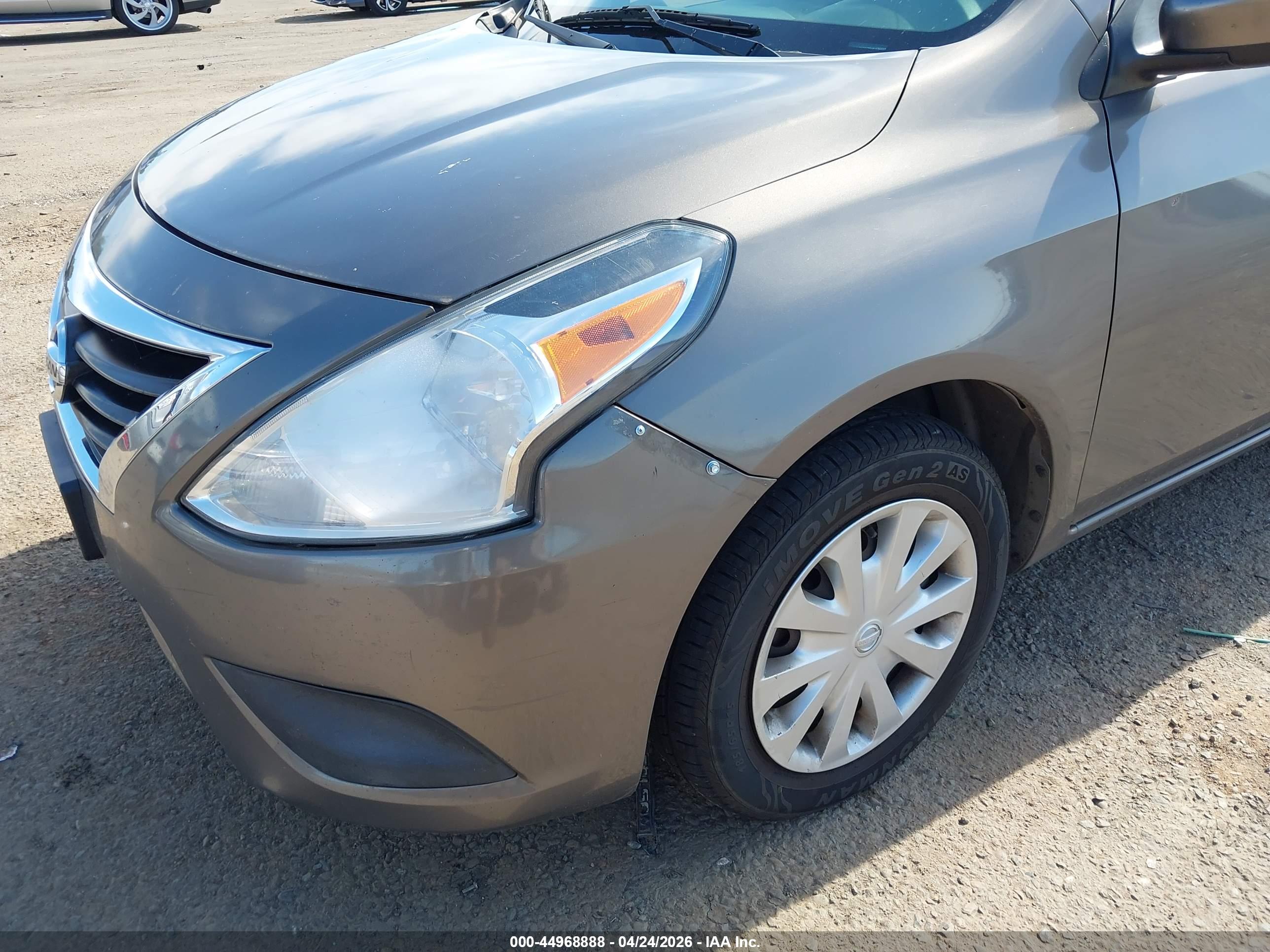 NISSAN VERSA image 6