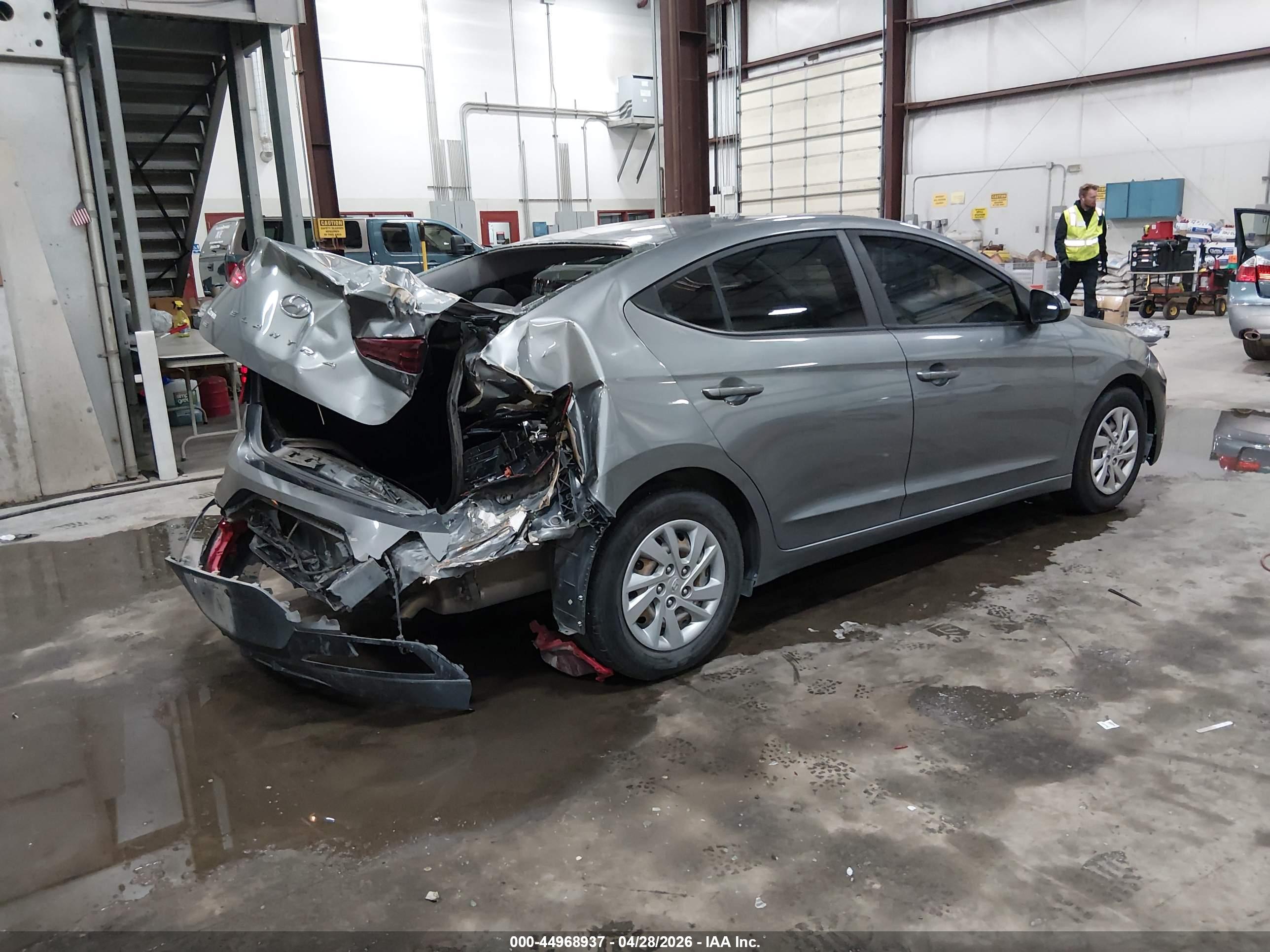 HYUNDAI ELANTRA image 4