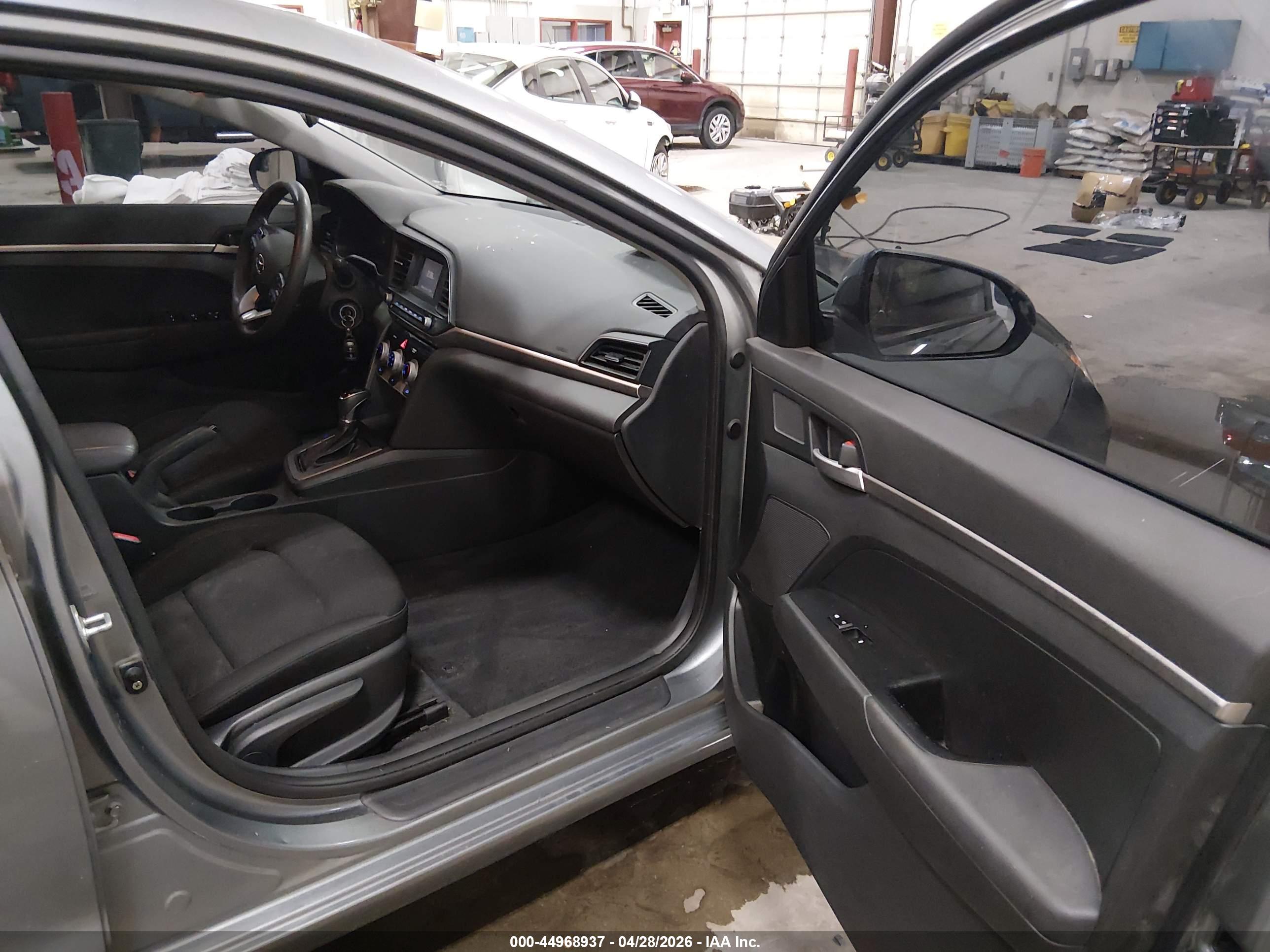 HYUNDAI ELANTRA image 5