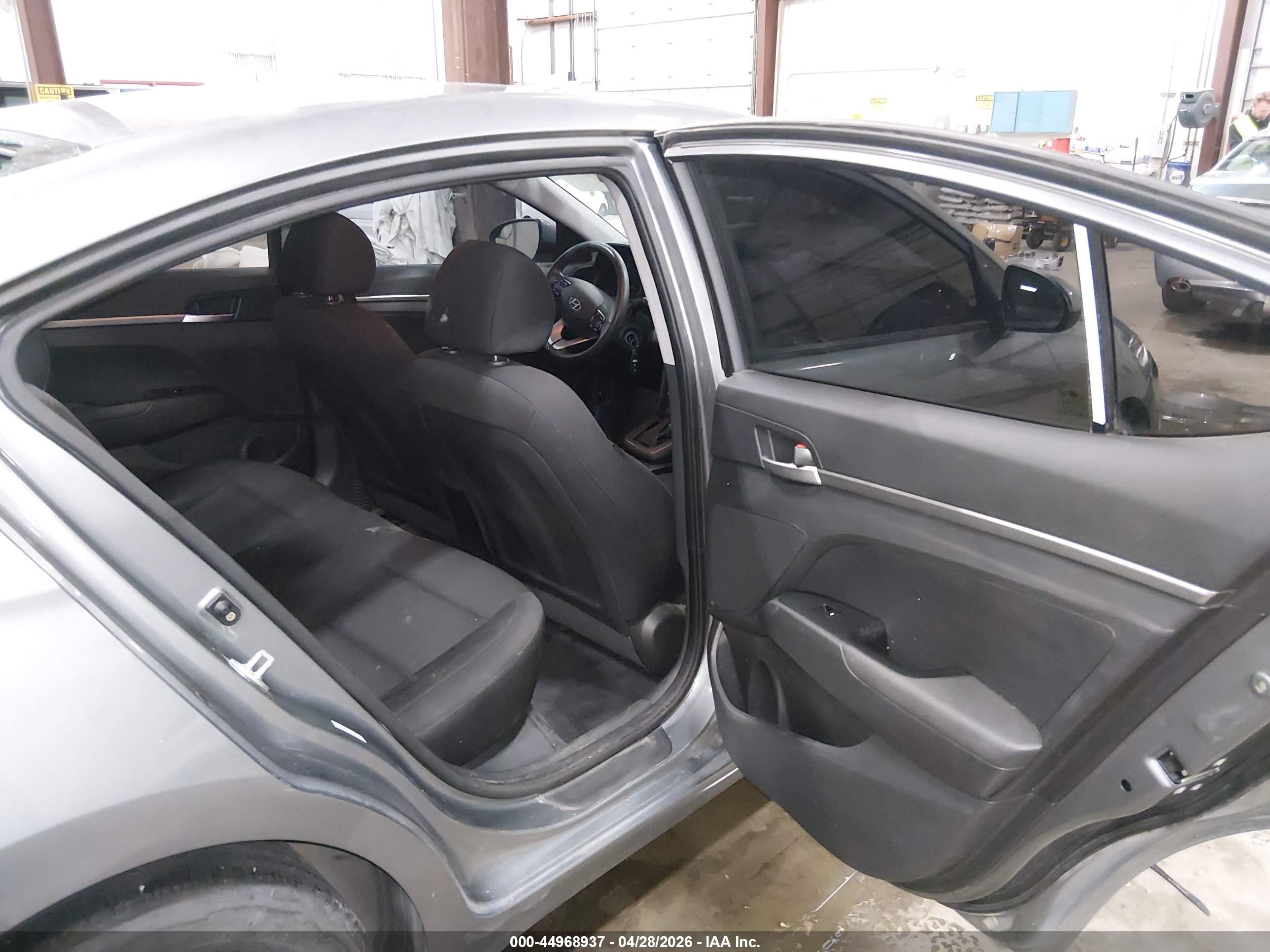 HYUNDAI ELANTRA image 8