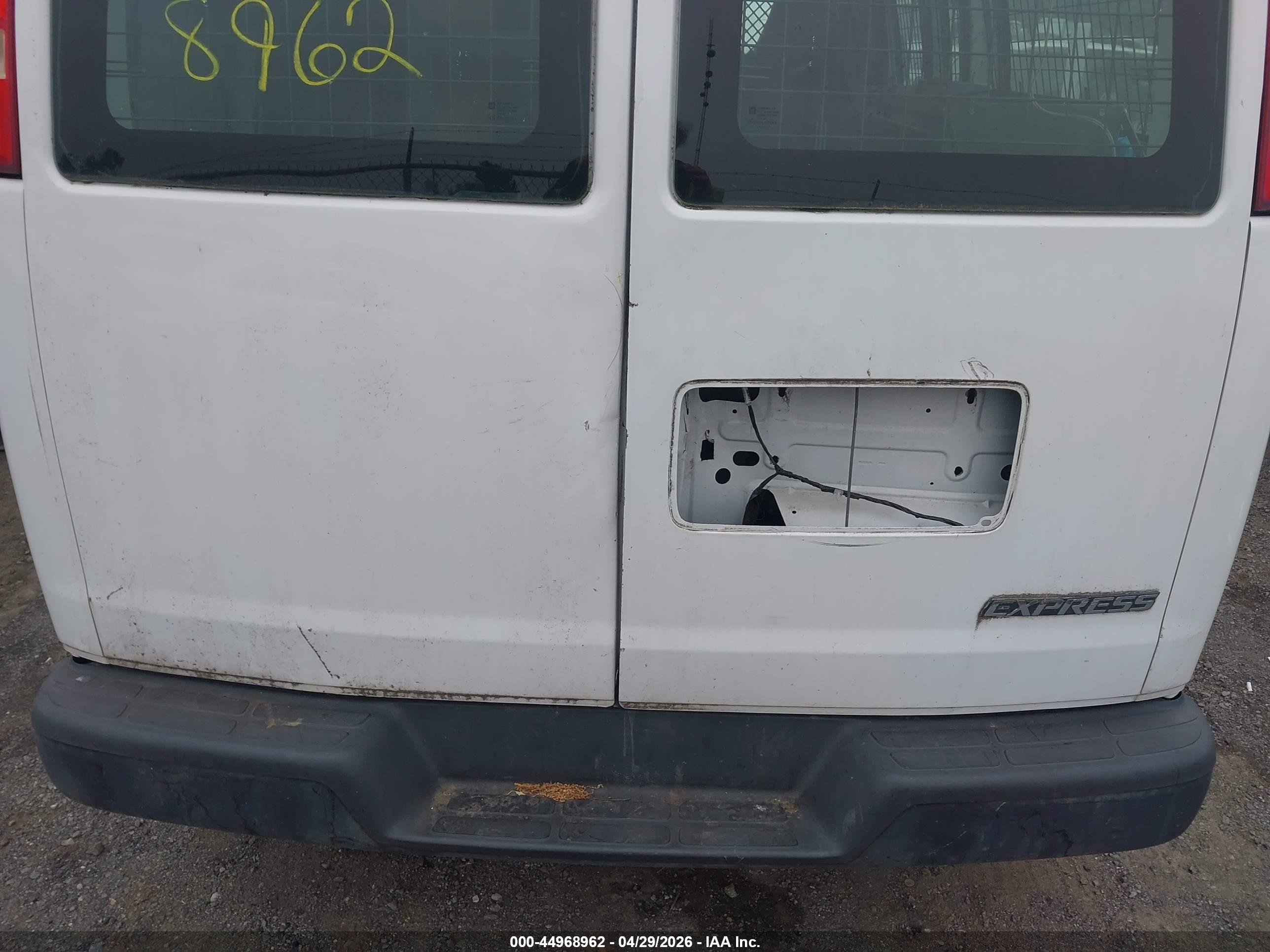 CHEVROLET EXPRESS image 6