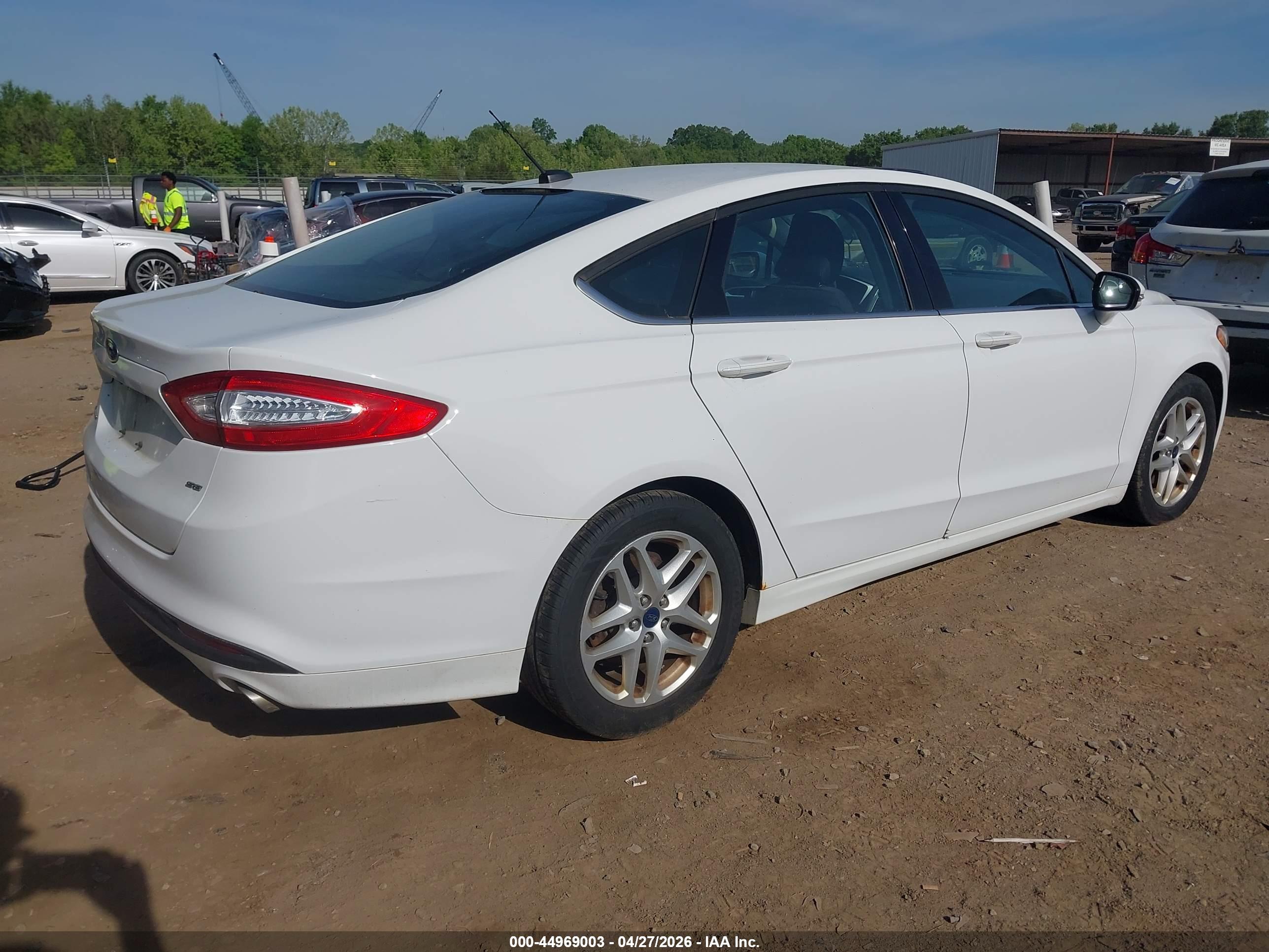 FORD FUSION image 4