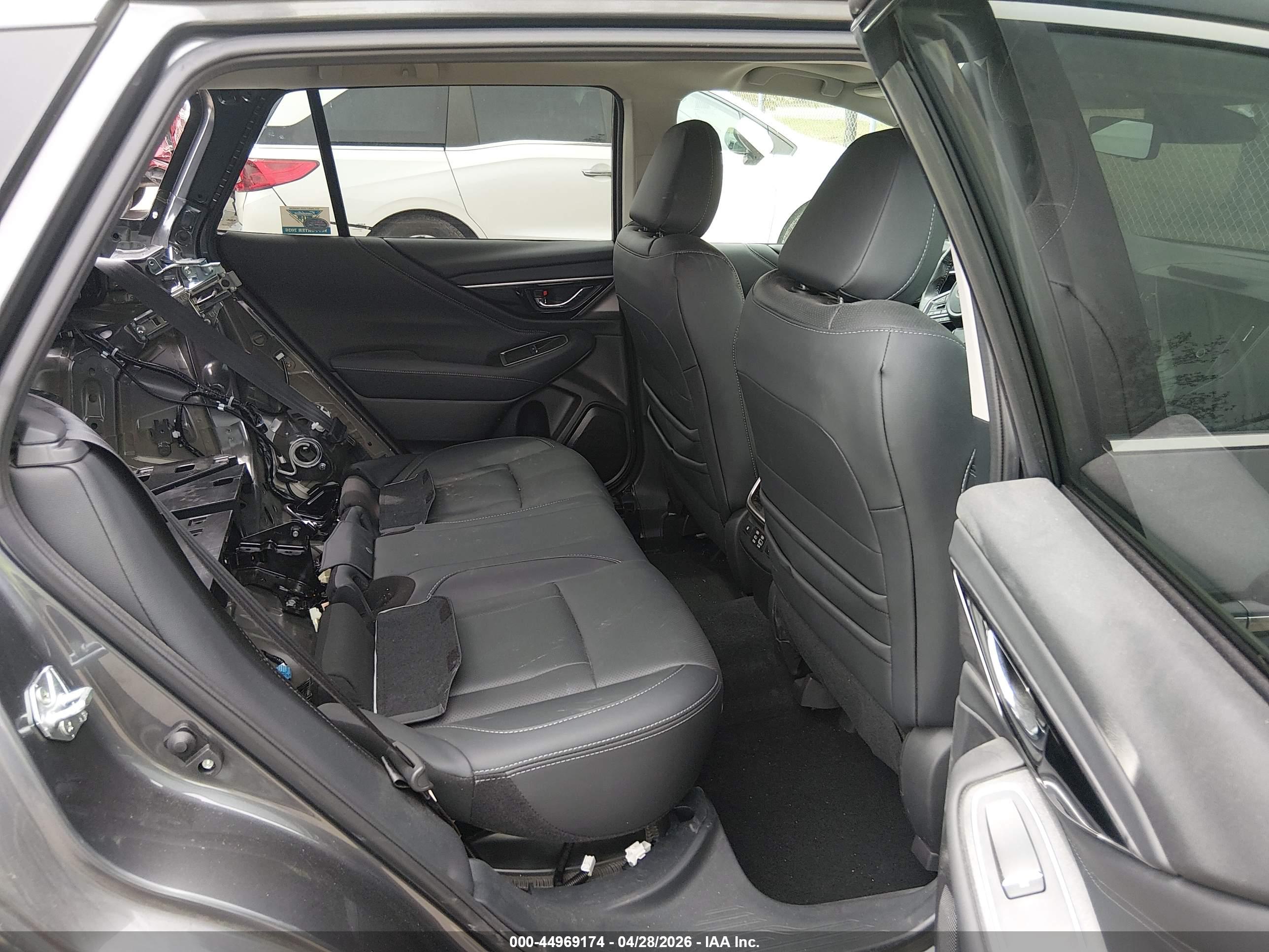 SUBARU OUTBACK image 8