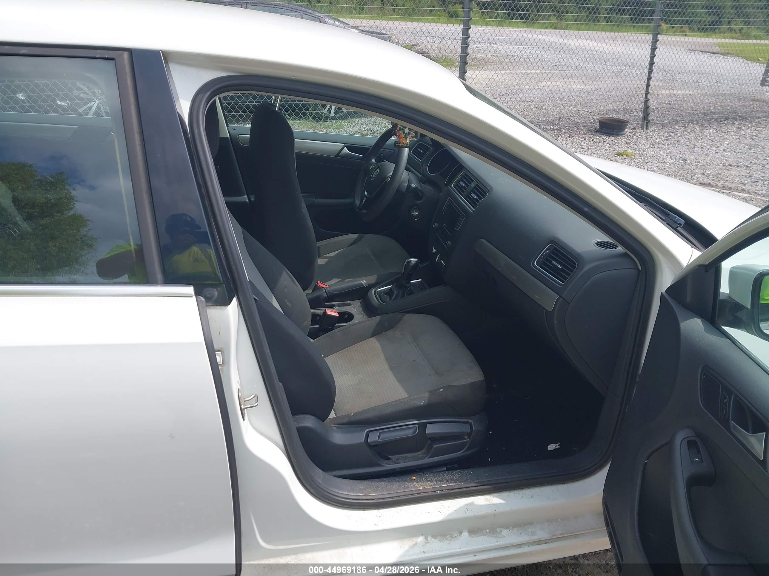 VOLKSWAGEN JETTA image 5