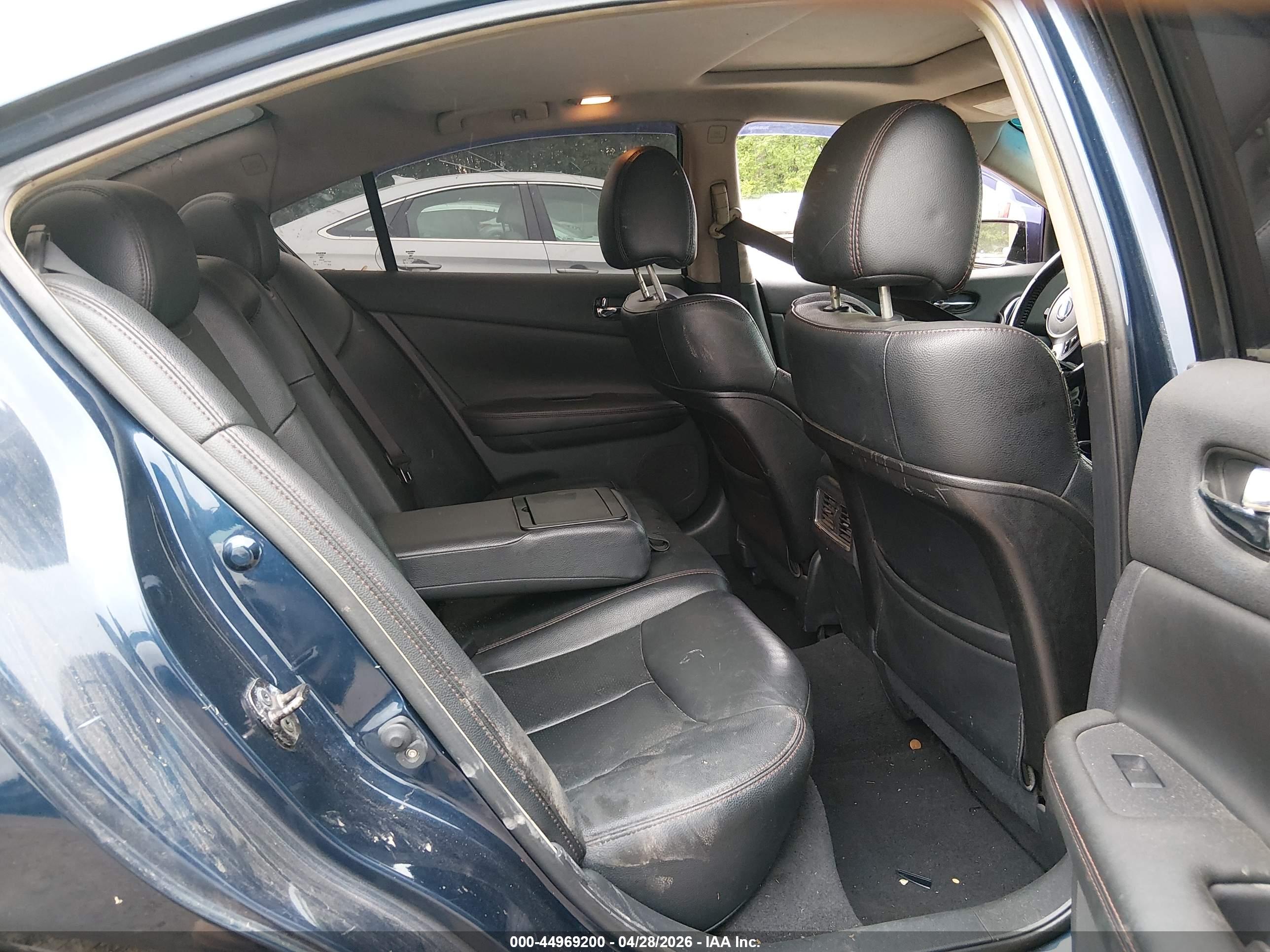 NISSAN MAXIMA image 8