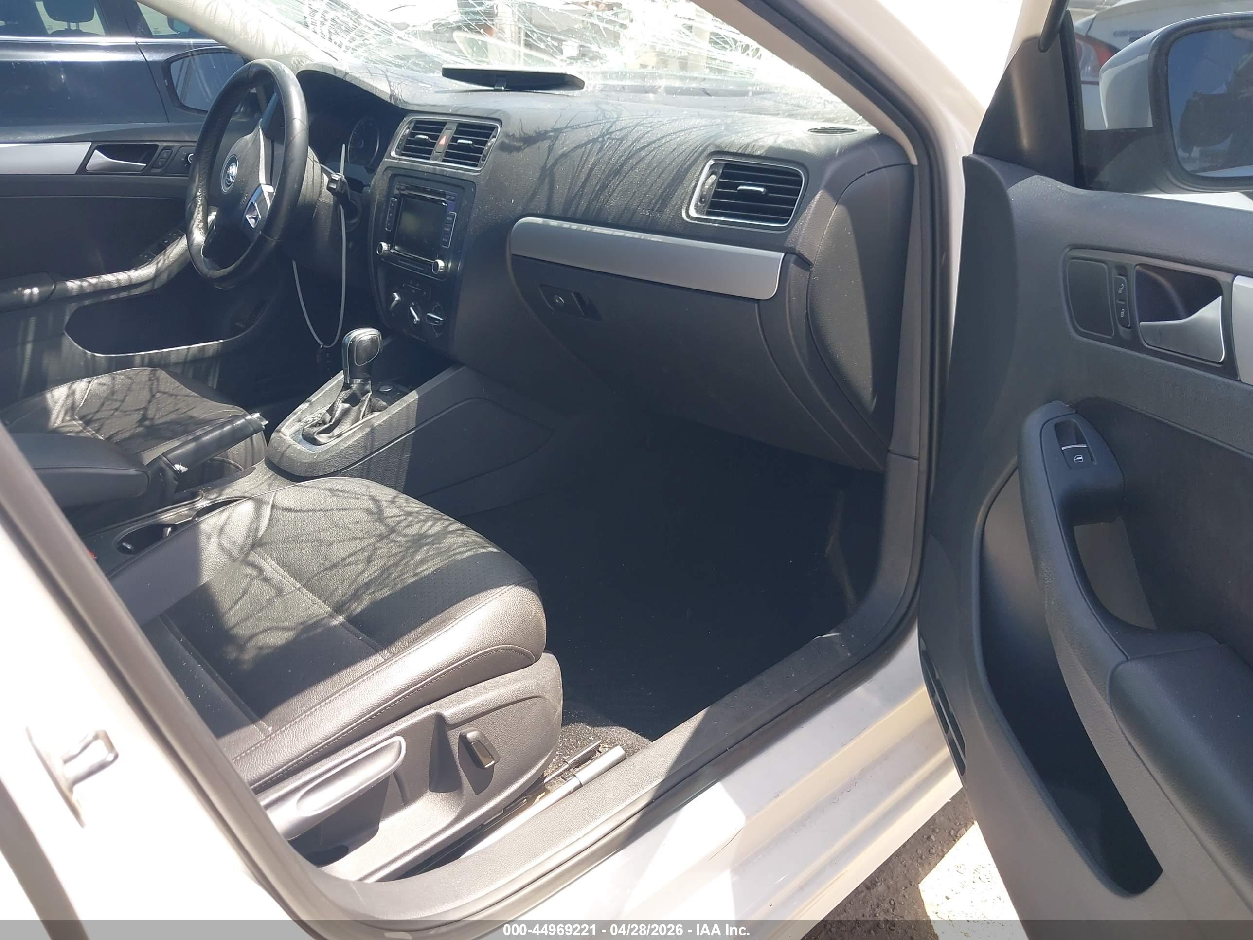VOLKSWAGEN JETTA image 5