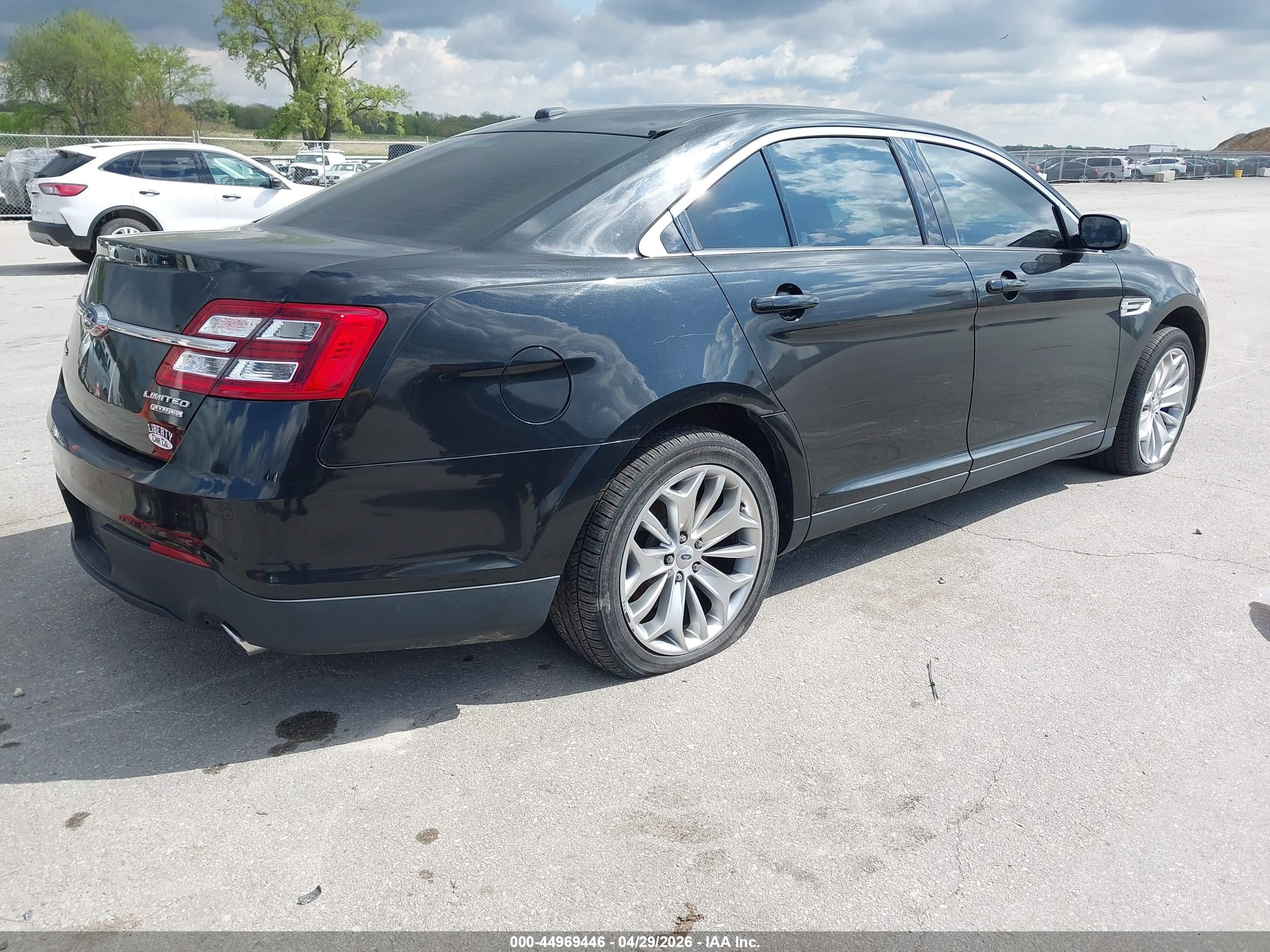 FORD TAURUS image 4