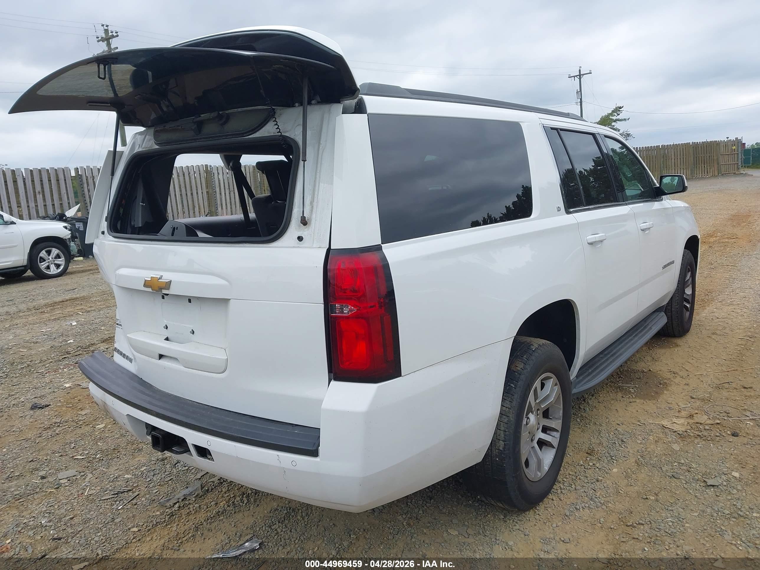 CHEVROLET SUBURBAN image 4