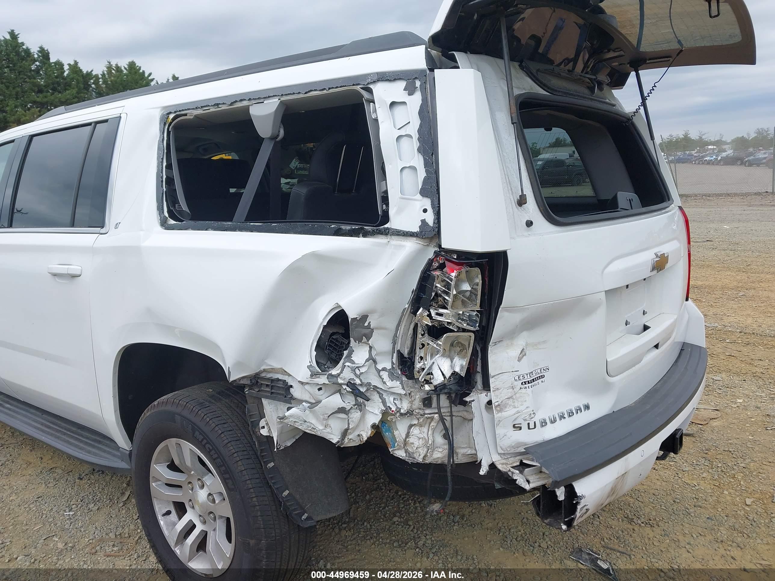 CHEVROLET SUBURBAN image 6