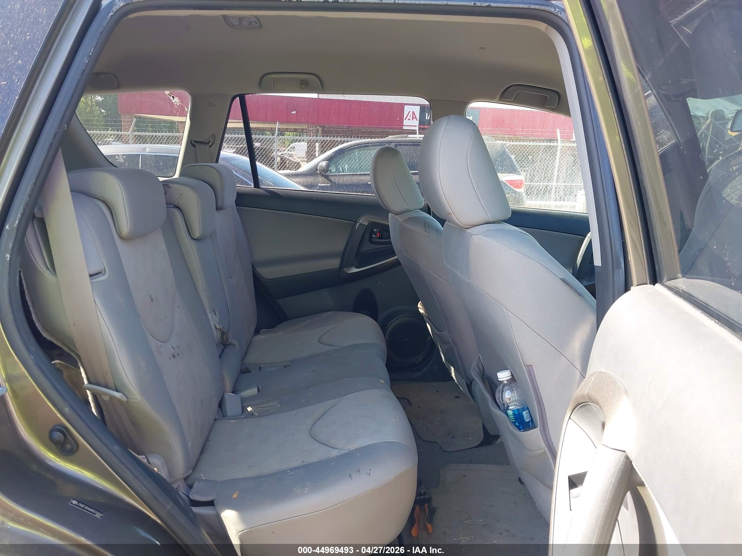 TOYOTA RAV4 image 8
