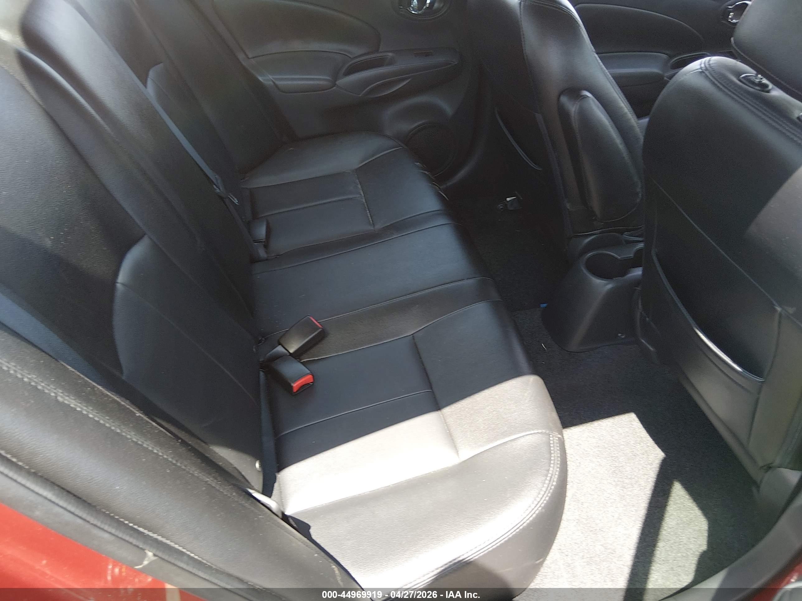 NISSAN VERSA image 8
