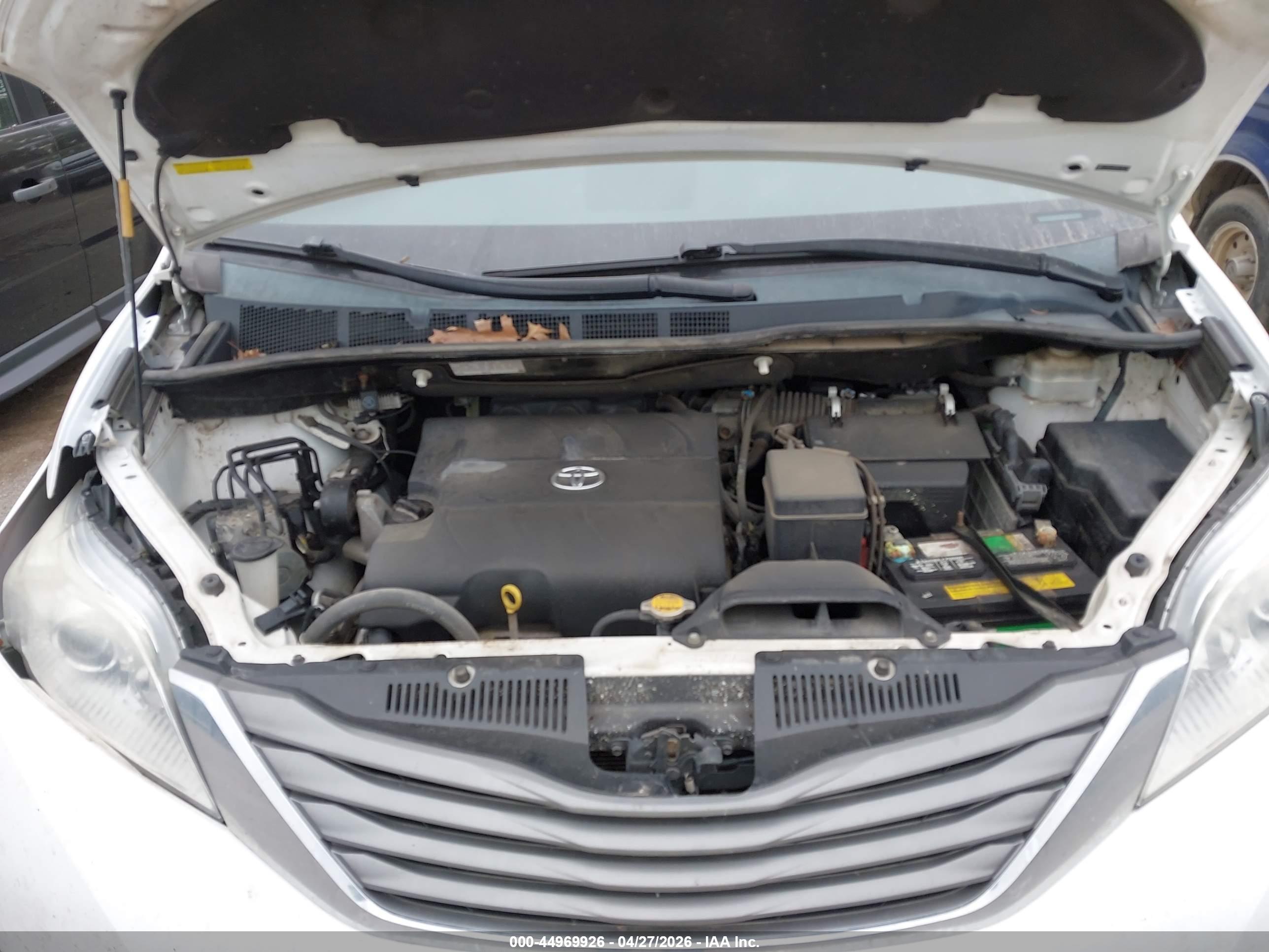 TOYOTA SIENNA image 10