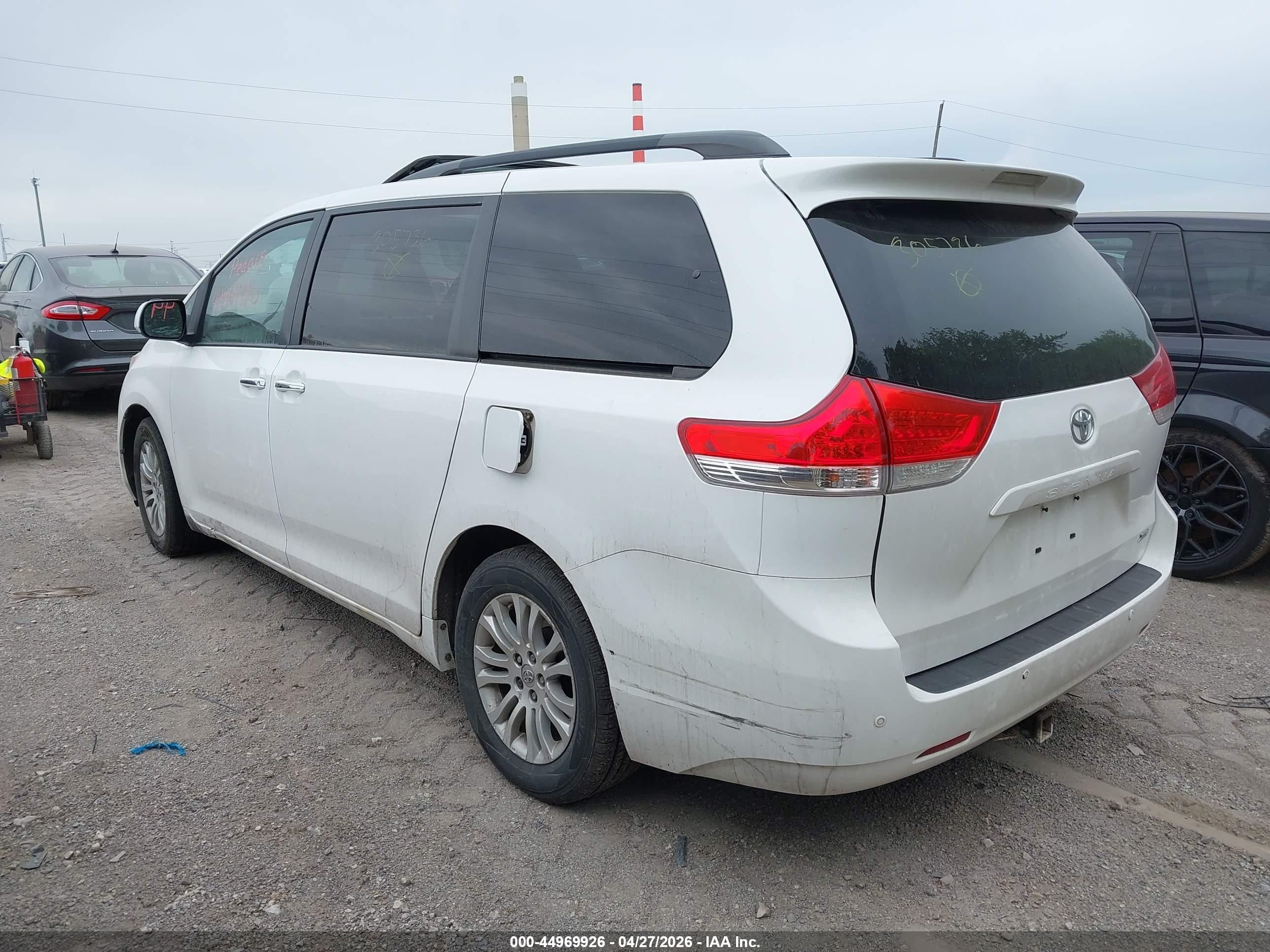 TOYOTA SIENNA image 3
