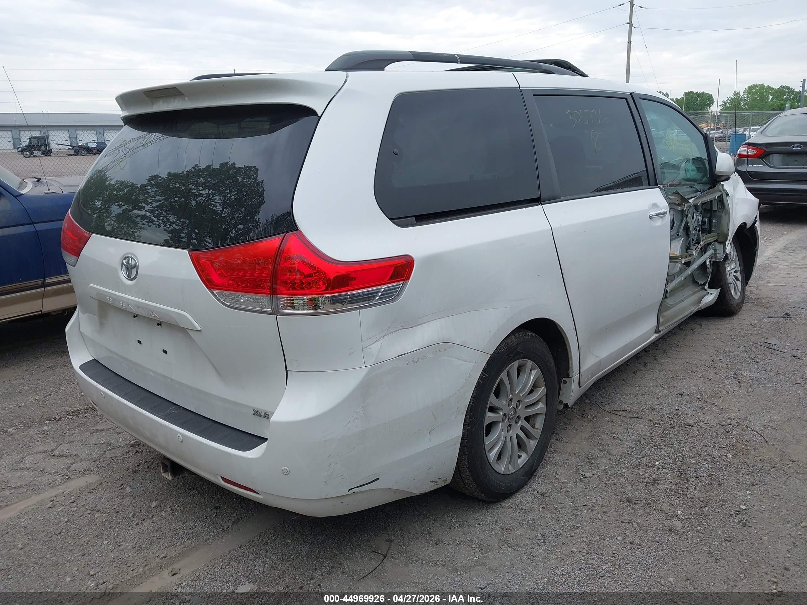 TOYOTA SIENNA image 4