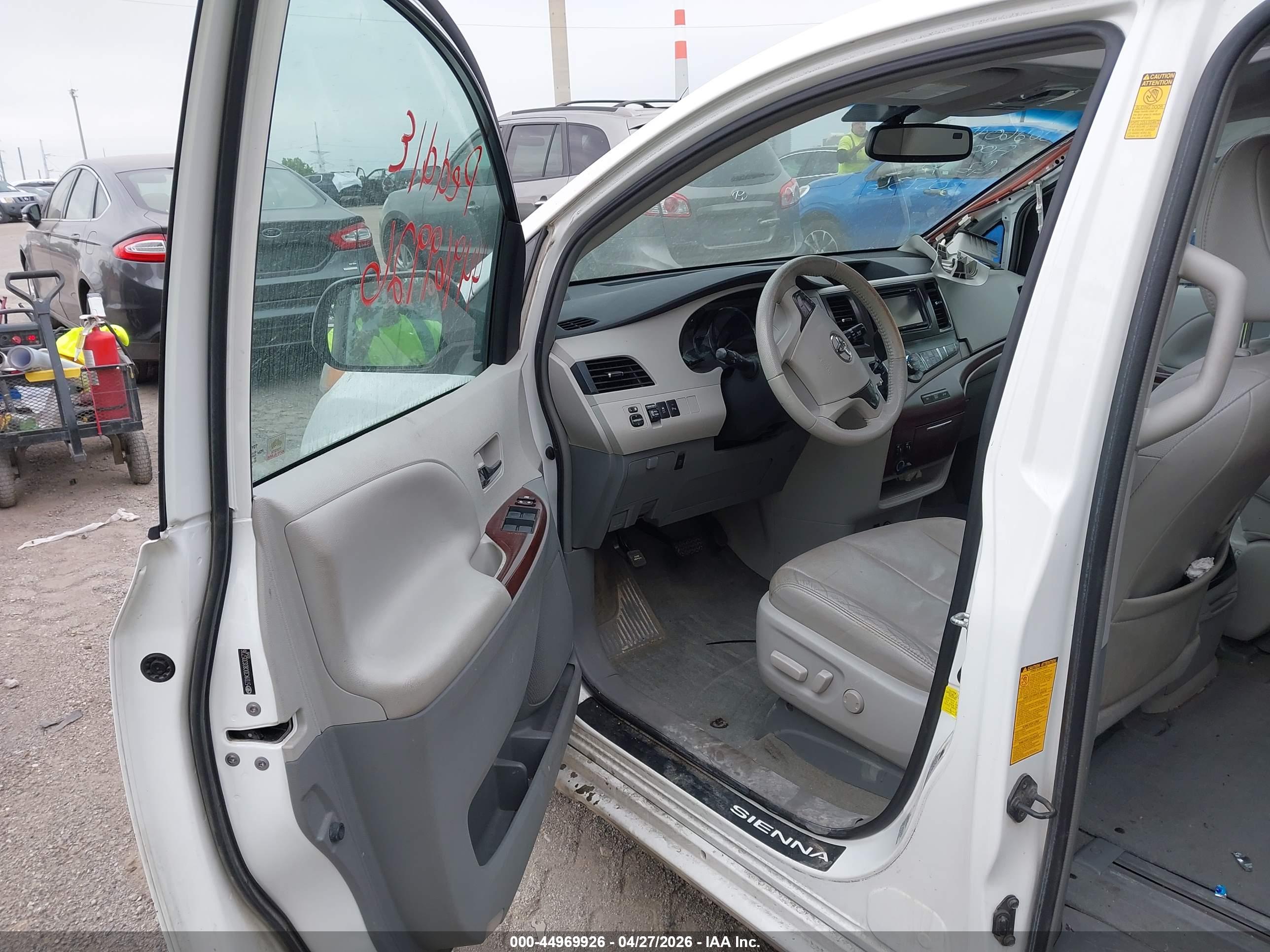 TOYOTA SIENNA image 5
