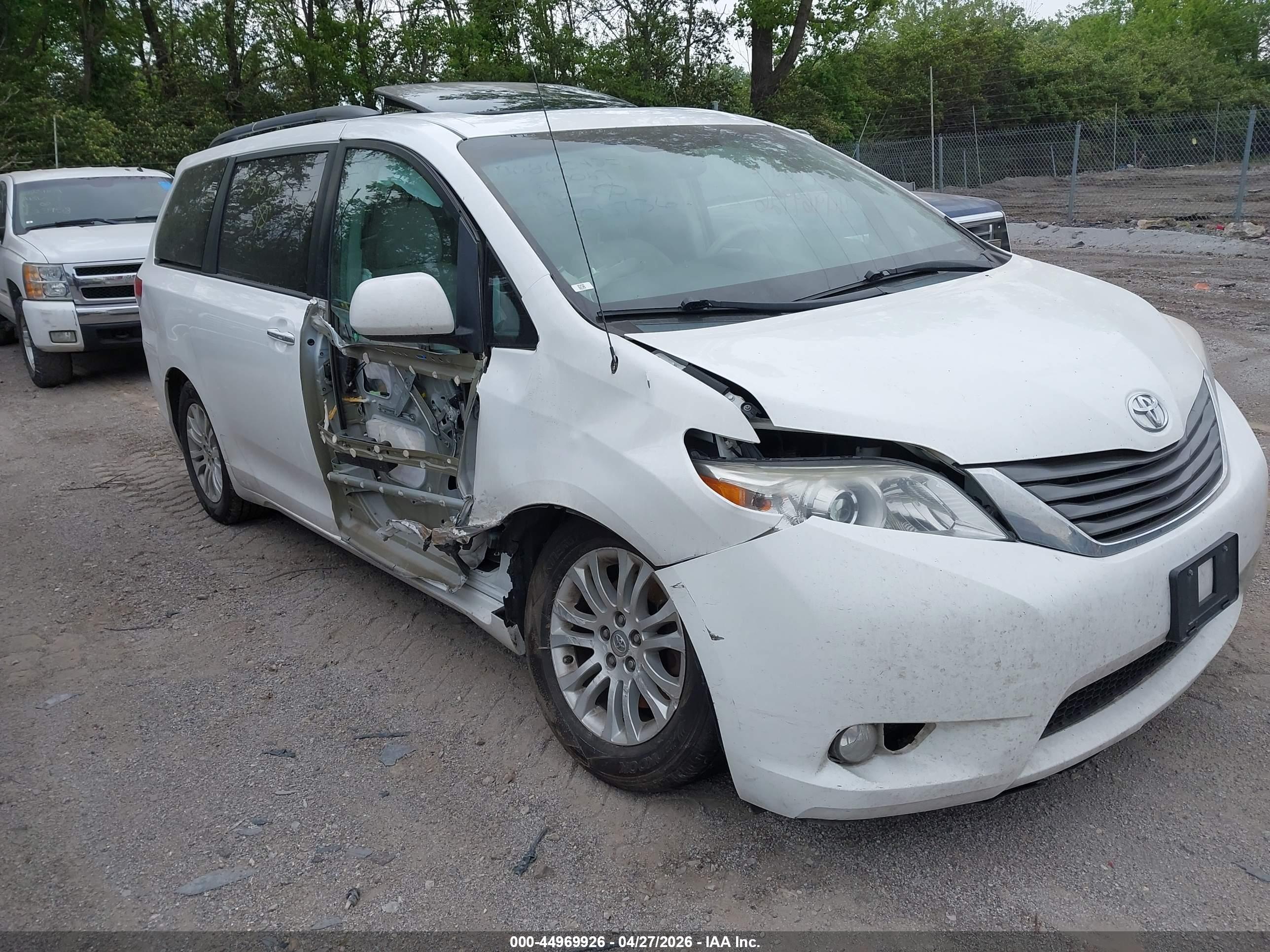 TOYOTA SIENNA image 6