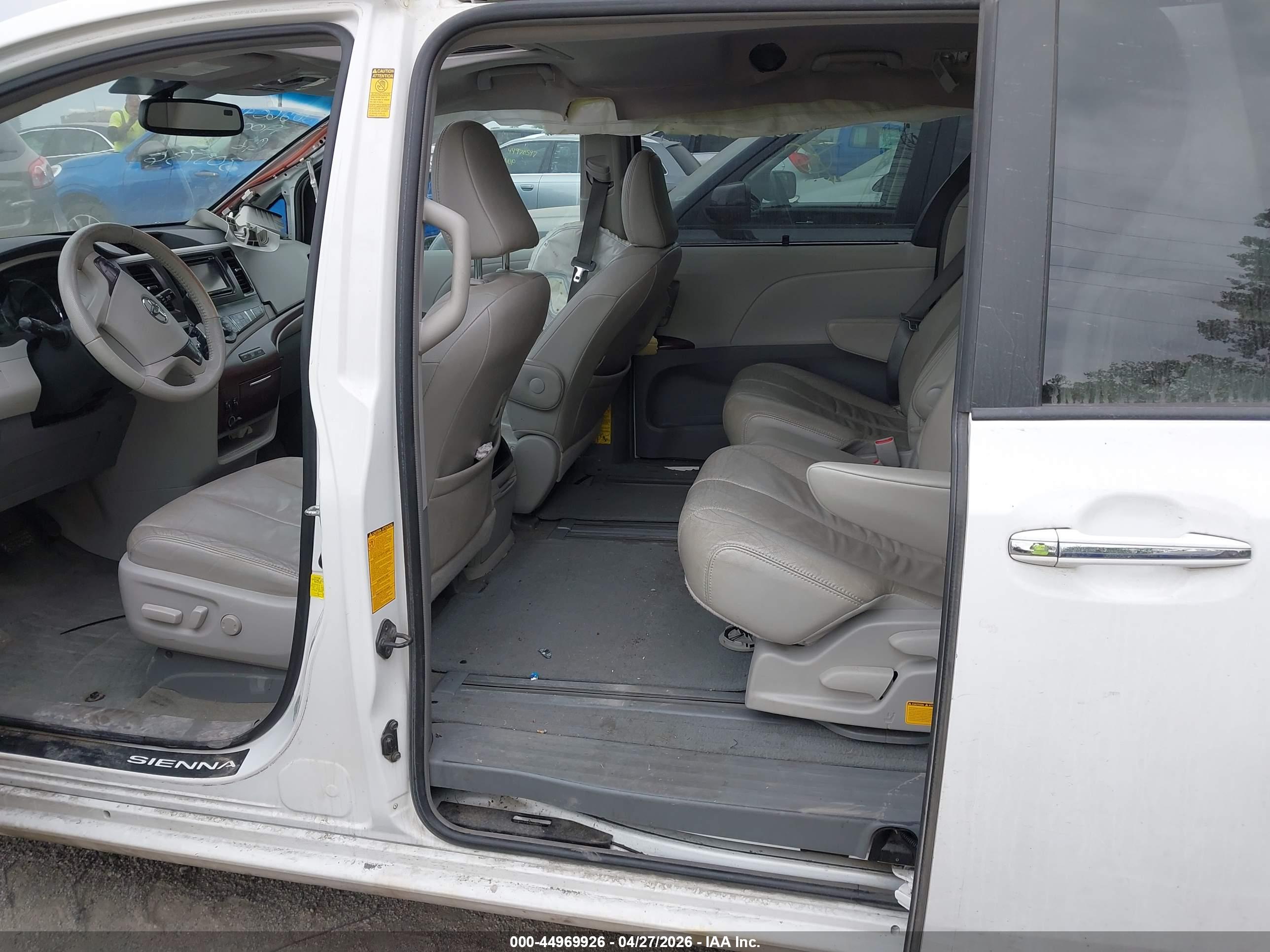 TOYOTA SIENNA image 8