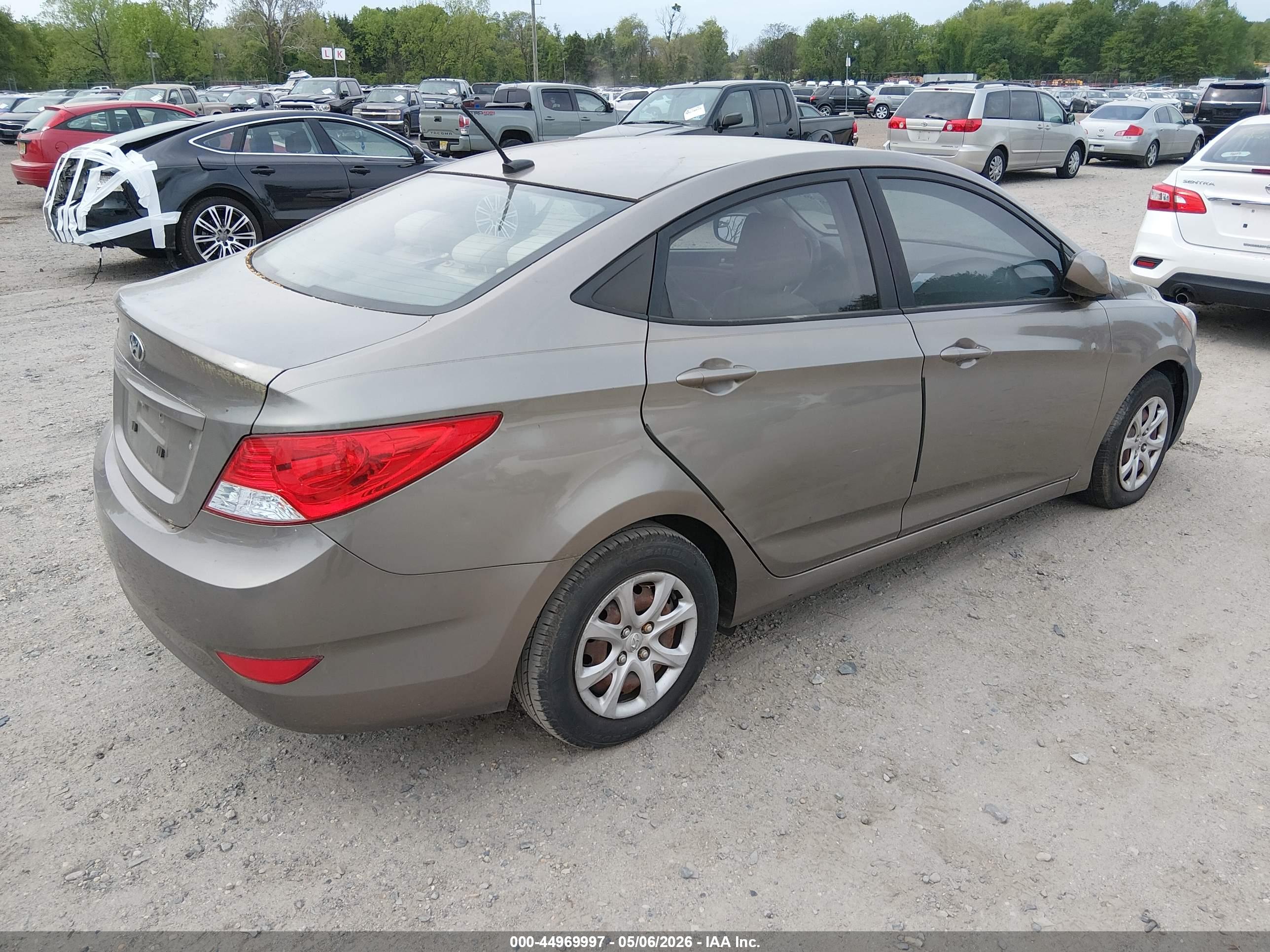 HYUNDAI ACCENT image 4