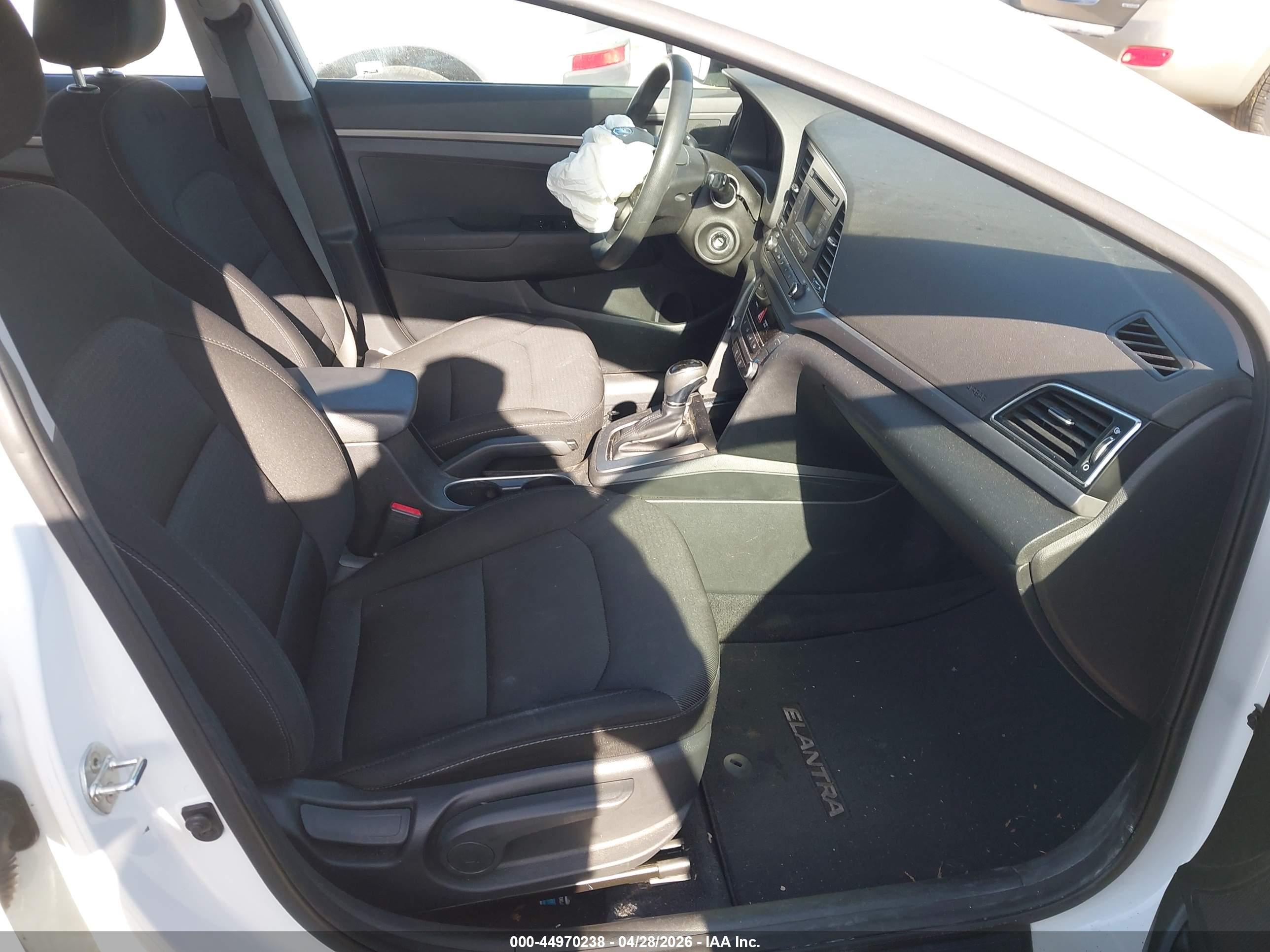 HYUNDAI ELANTRA image 5
