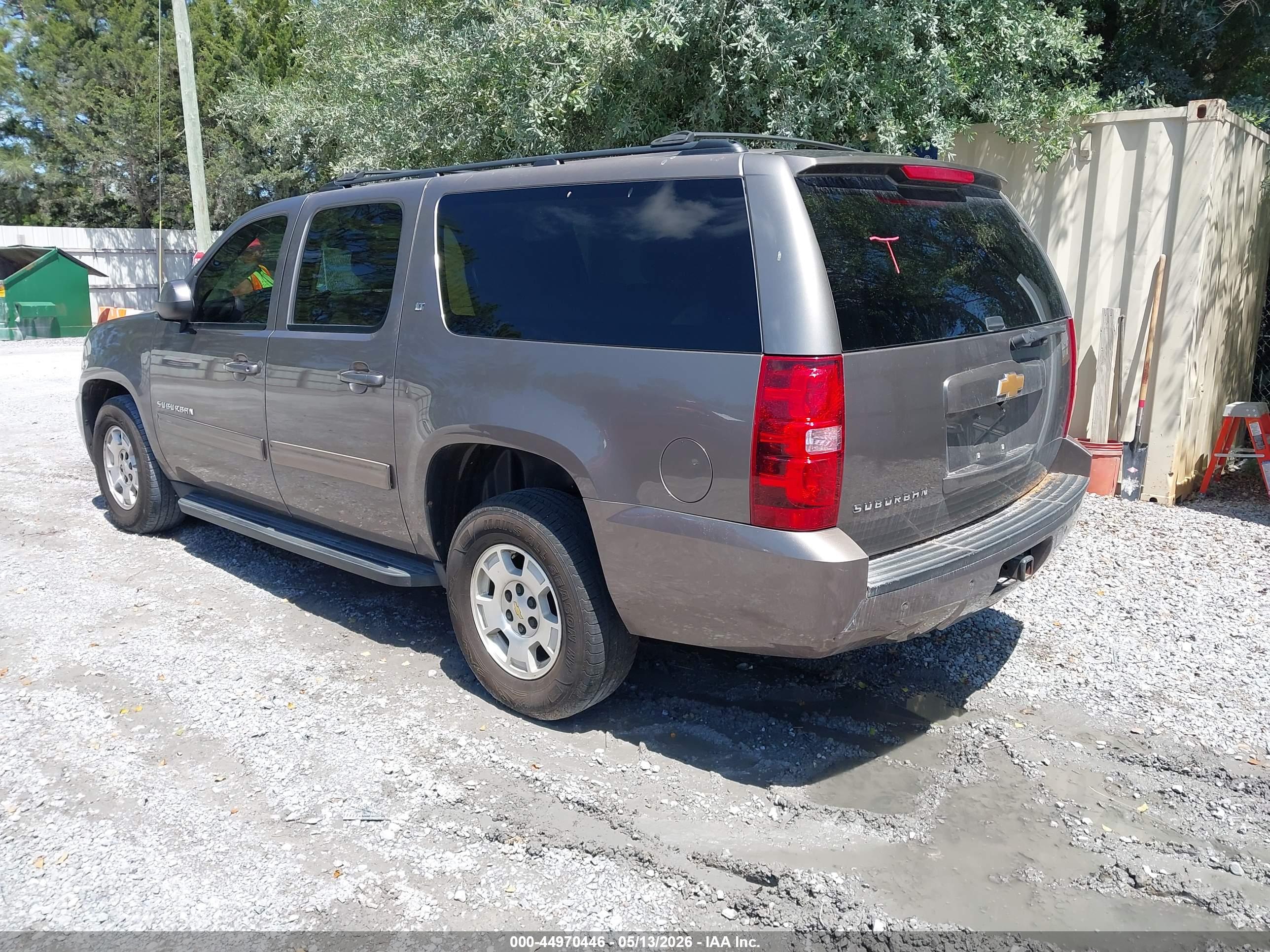 CHEVROLET SUBURBAN image 3