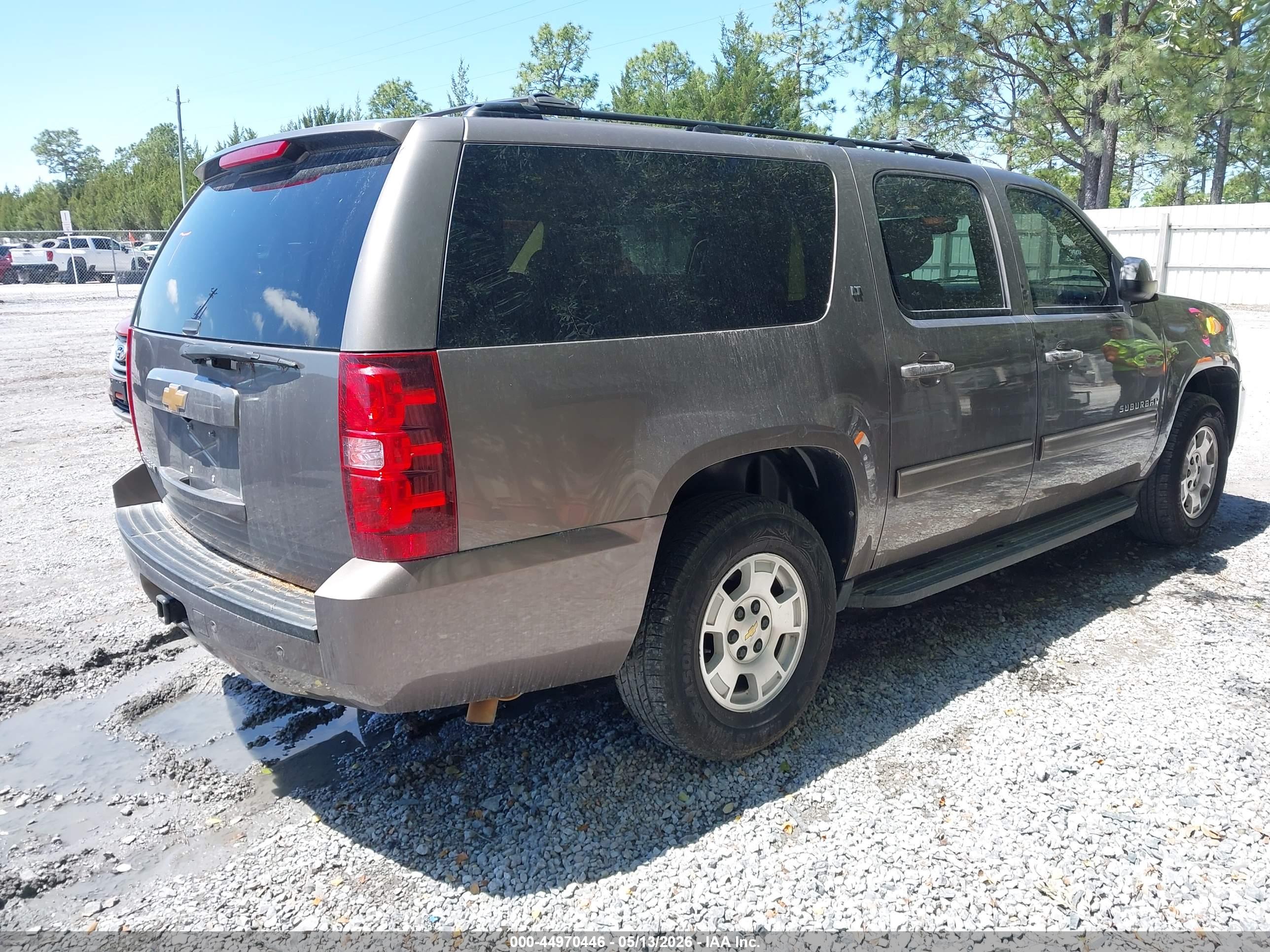 CHEVROLET SUBURBAN image 4