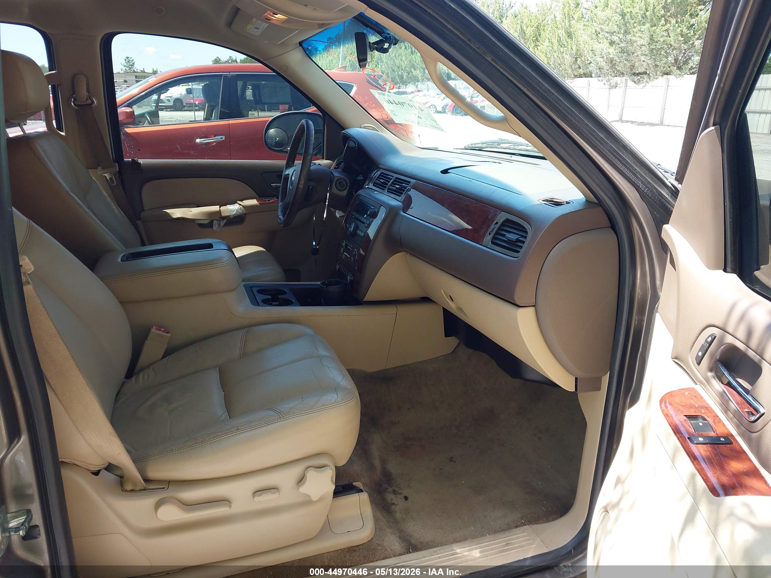CHEVROLET SUBURBAN image 5