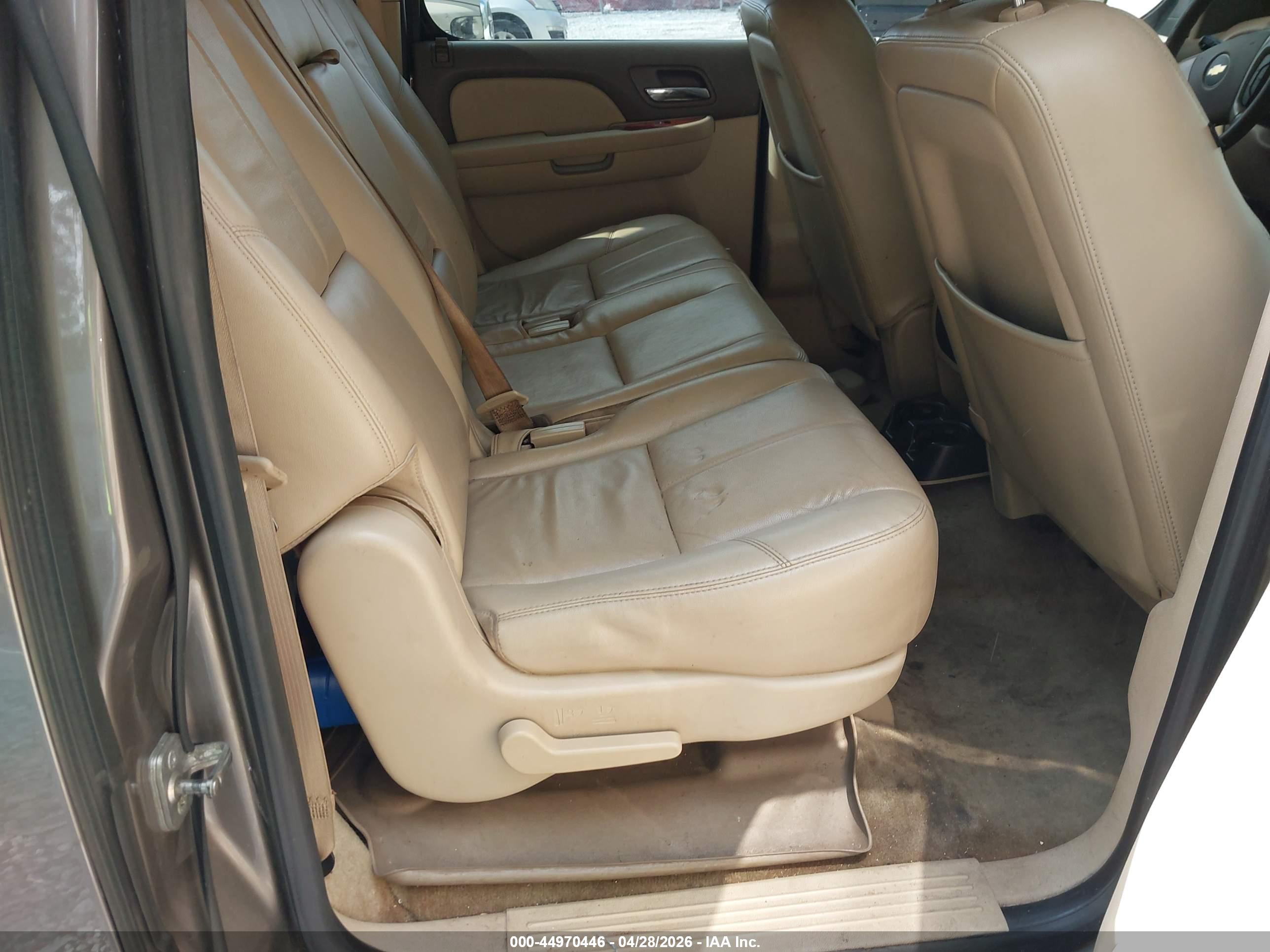CHEVROLET SUBURBAN image 8